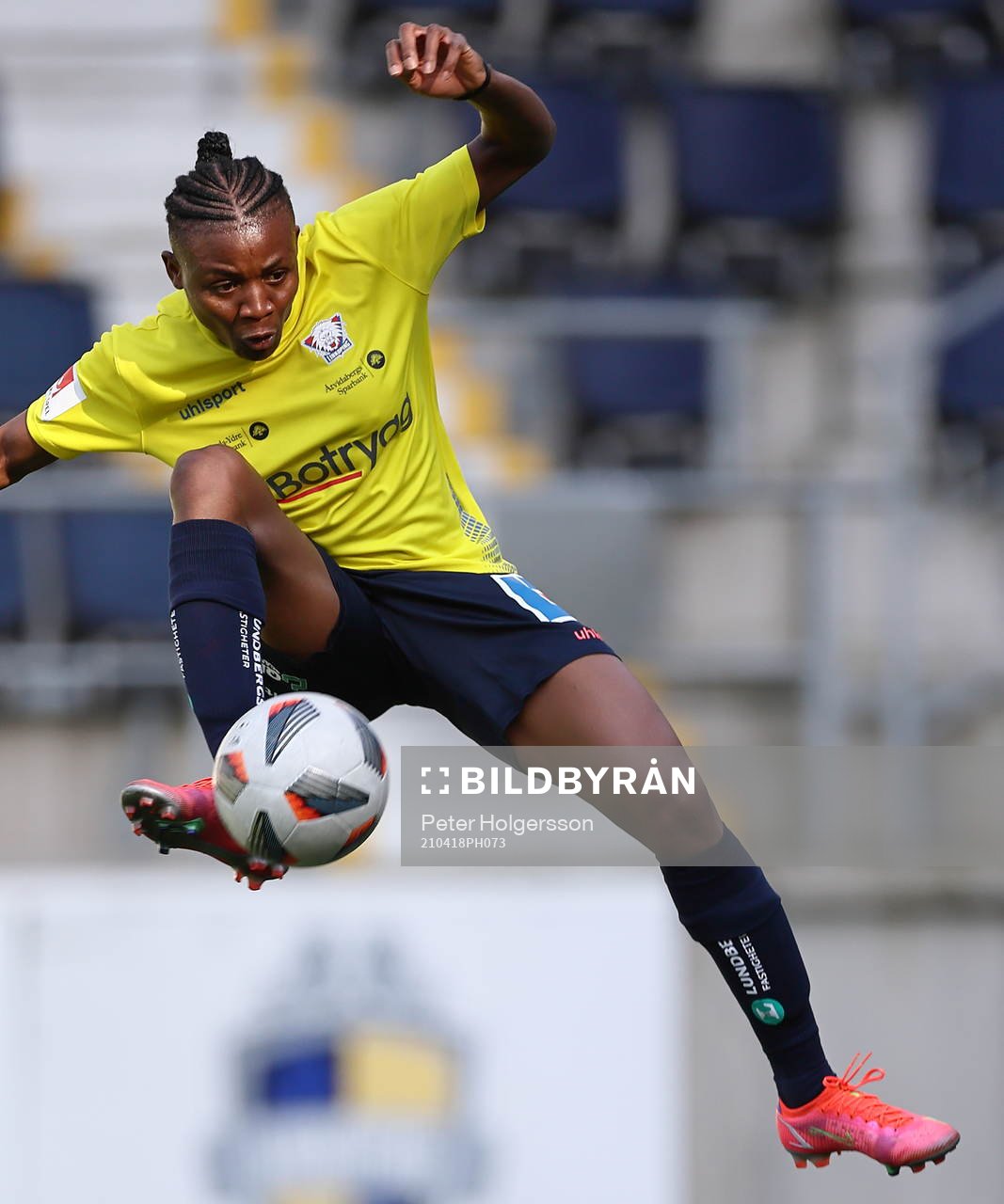Linköpings Uchenna Grace Kanu före fotbollsmatchen i