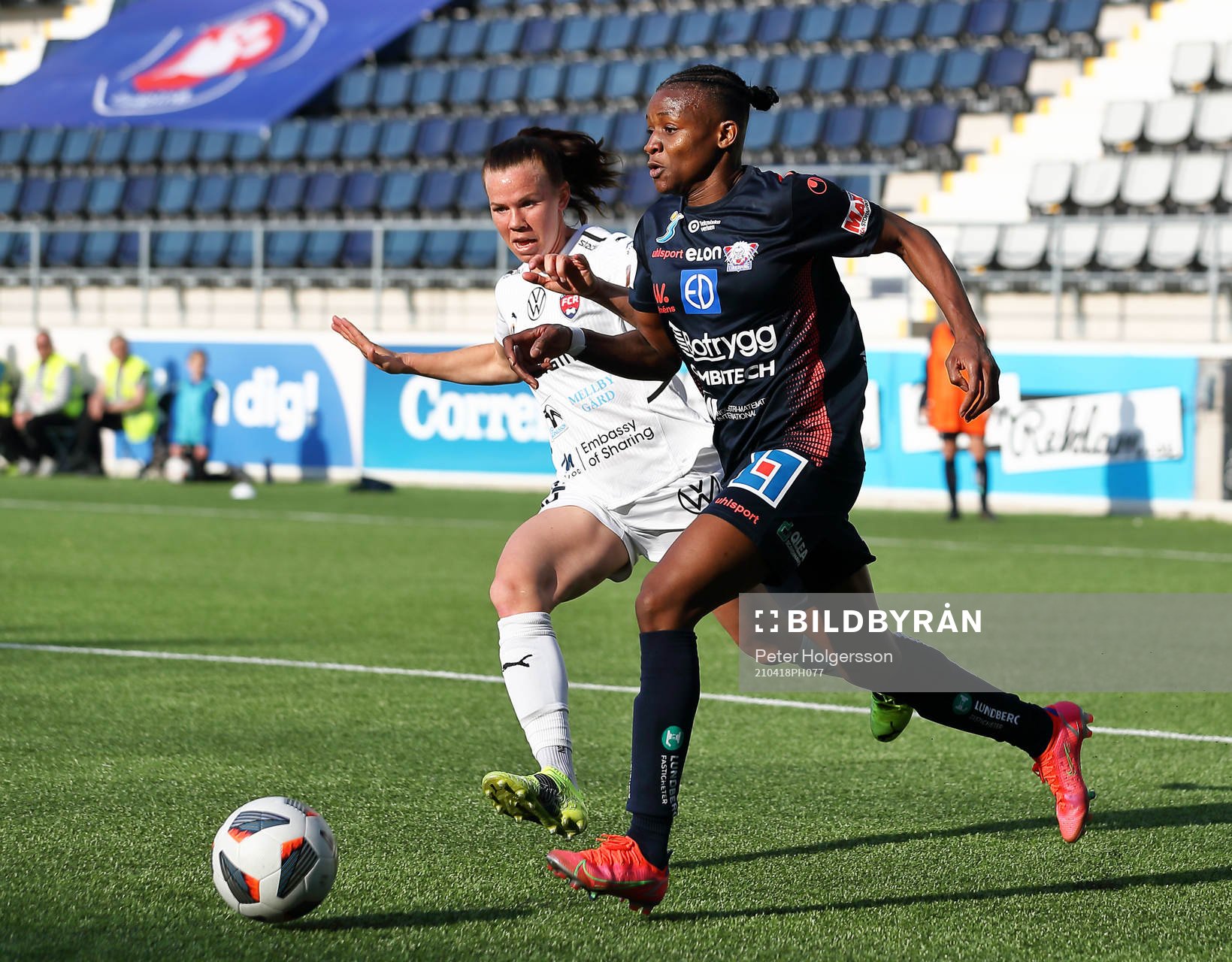 Rosengårds Jessica Wik och Linköpings Uchenna Grace Kanu