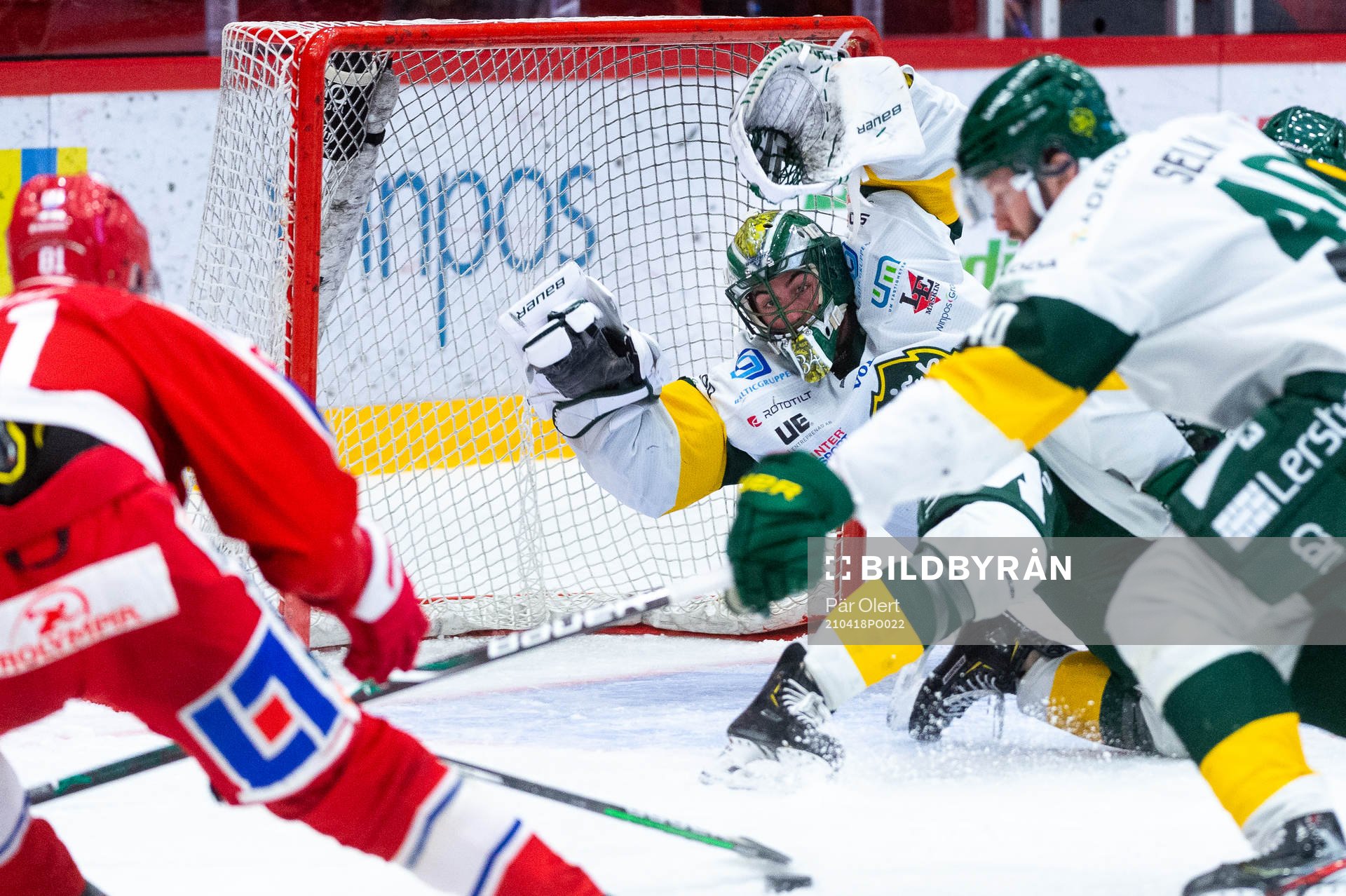 Björklövens målvakt Kevin Poulin slänger sig