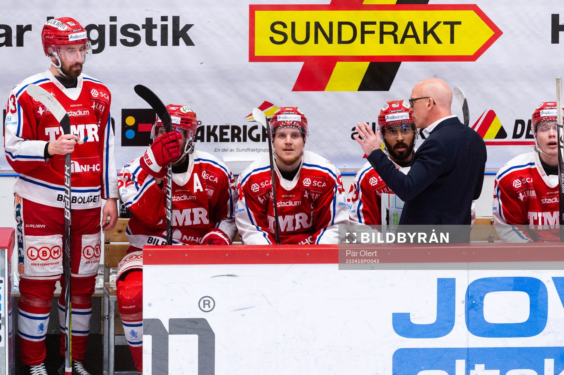 Timrås tränare Fredrik Andersson diskuterar med spelarna
