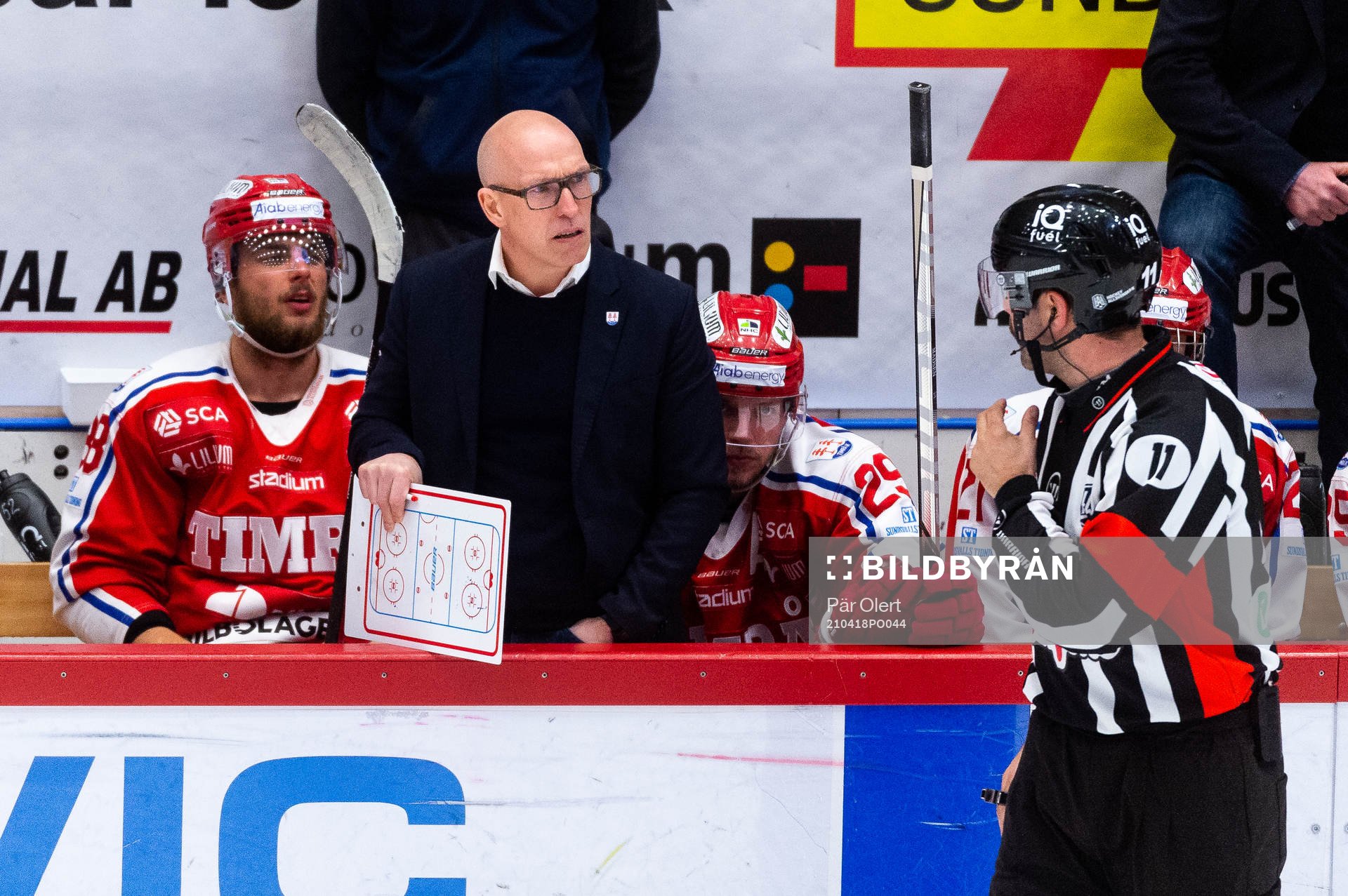 Timrås tränare Fredrik Andersson diskuterar med domaren