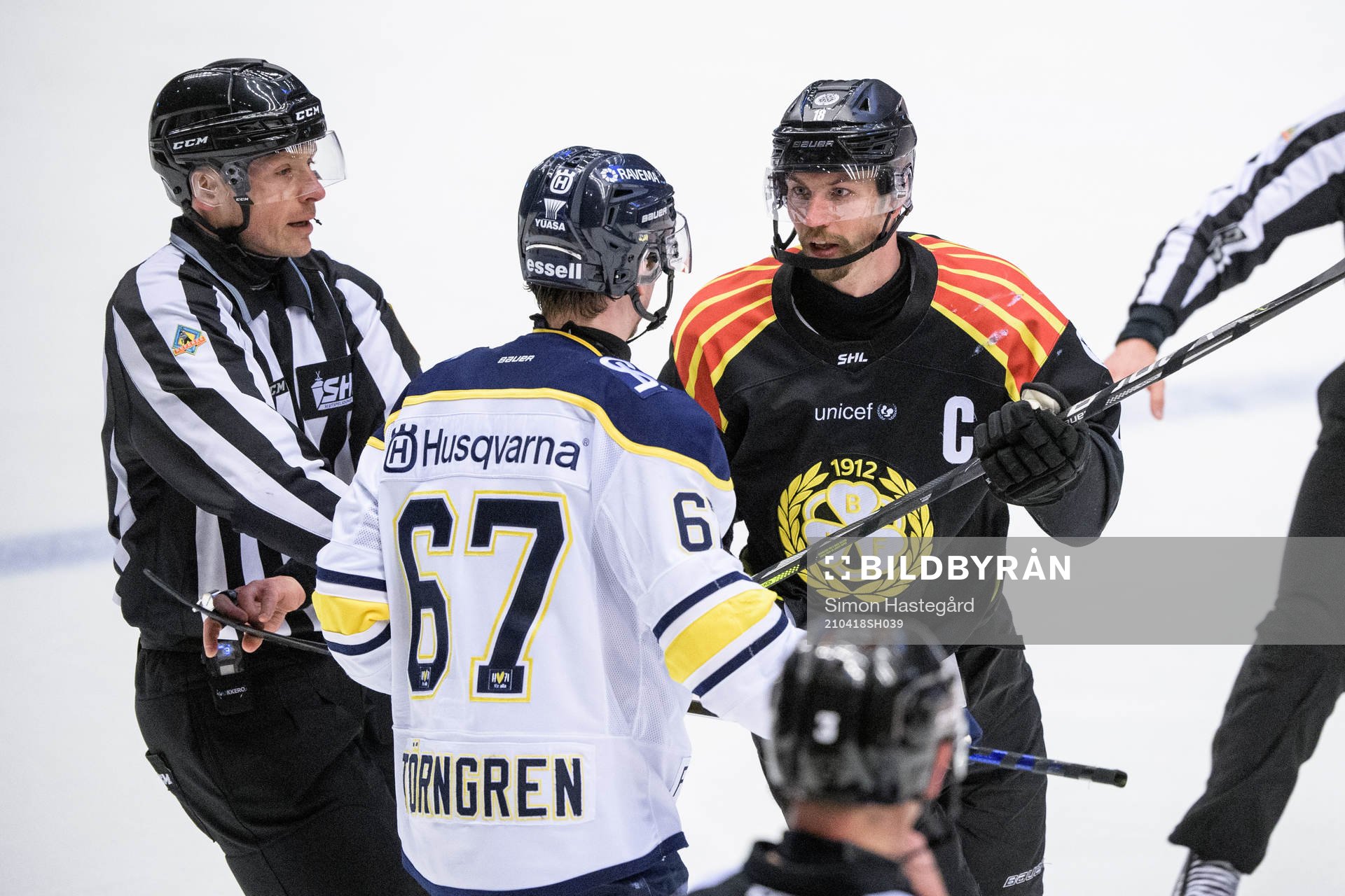 s Christoffer Törngren och Brynäs Anton Rödin i bråk