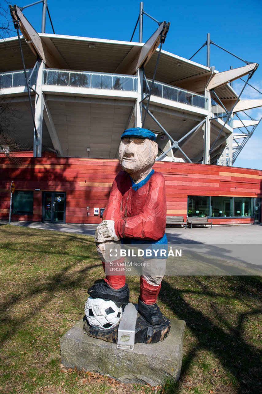 Exteriör av Visma Arena med staty i förgrunden