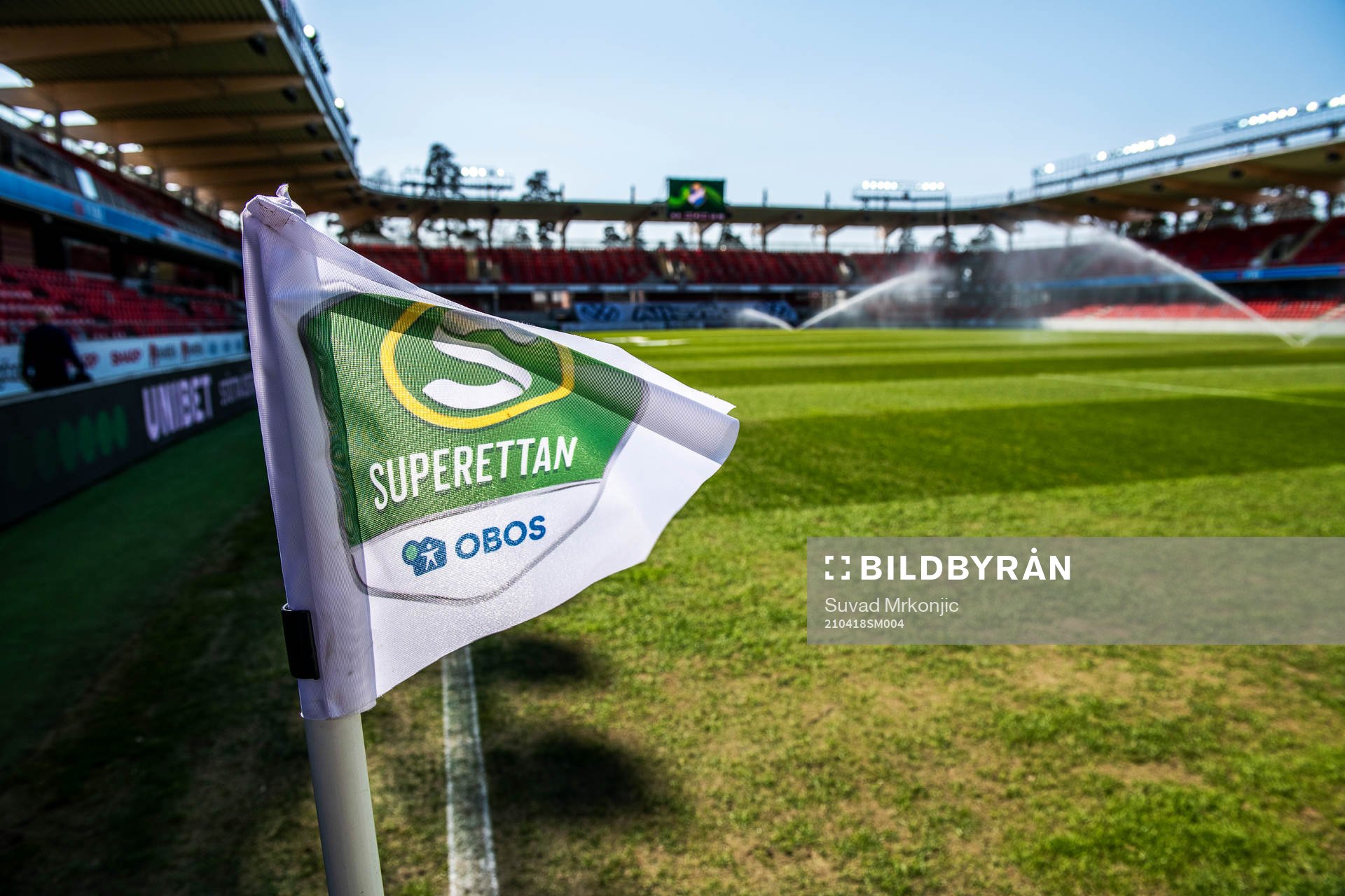 Interiör av Visma Arena med en hörnflagga med Obos logotyp