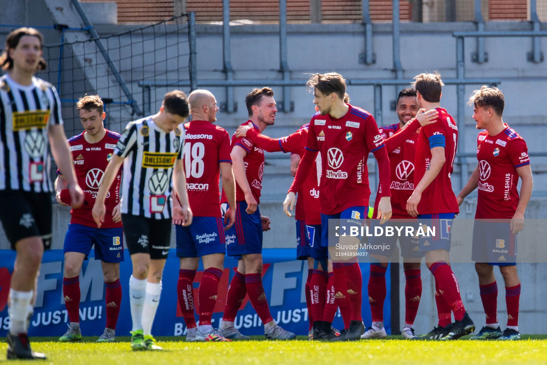 Östers spelare jublar och Landskronas spelare deppar