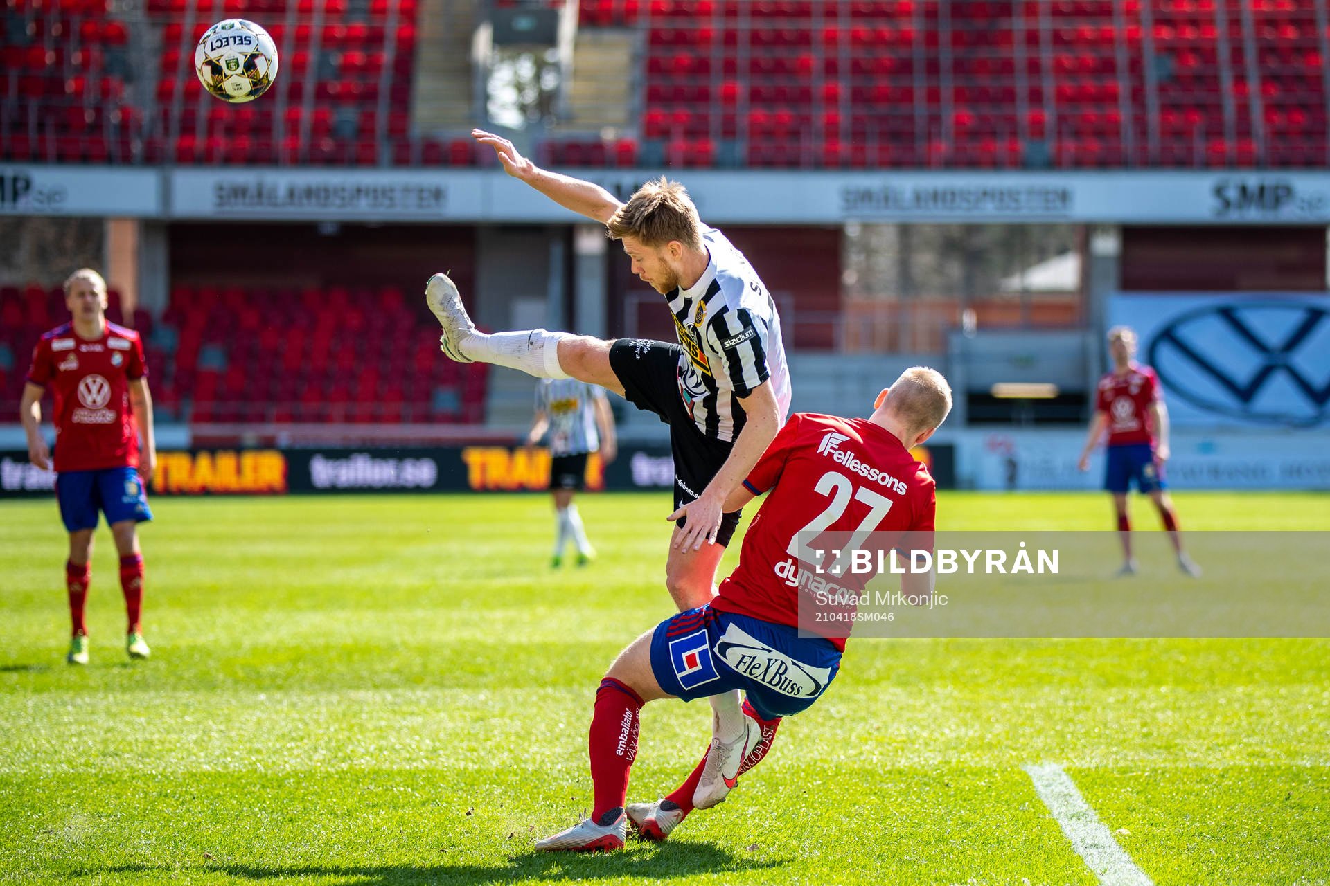 Östers Billy Nordström och Landskronas Dennis Olofsson under fotbollsmatchen i Superettan mellan Öster och Landskrona den 18 april 2021 i Växjö.