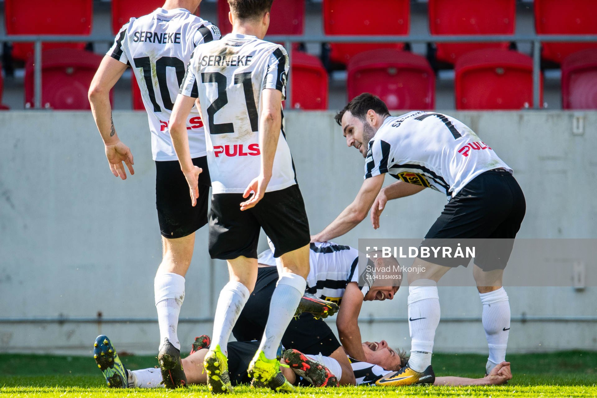 Landskronas Melker Heier (liggandes) jublar efter 1-1 under fotbollsmatchen i Superettan mellan Öster och Landskrona den 18 april 2021 i Växjö.