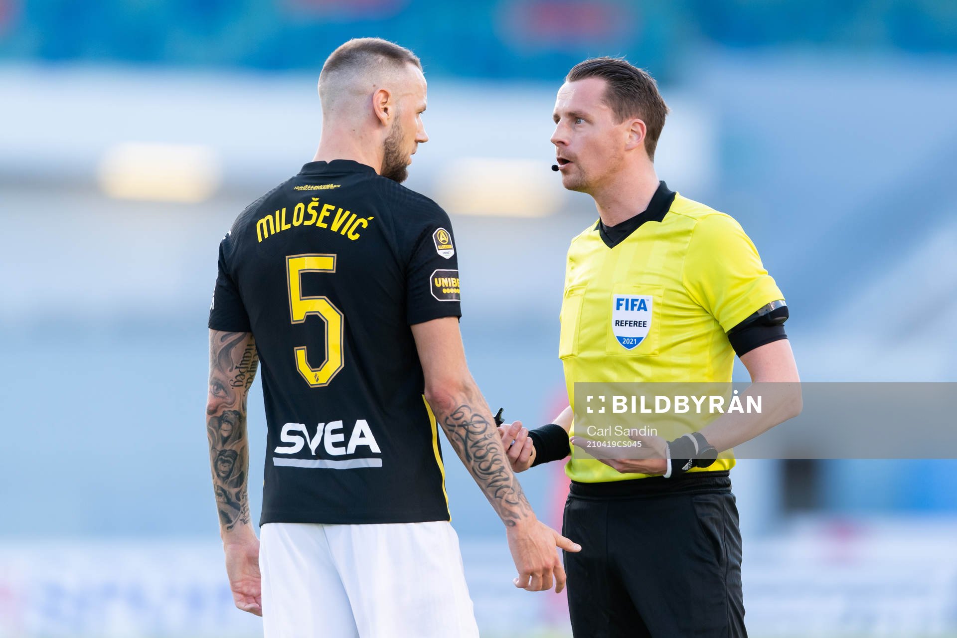 s Alexander Milosevic pratar med domare Andreas Ekberg