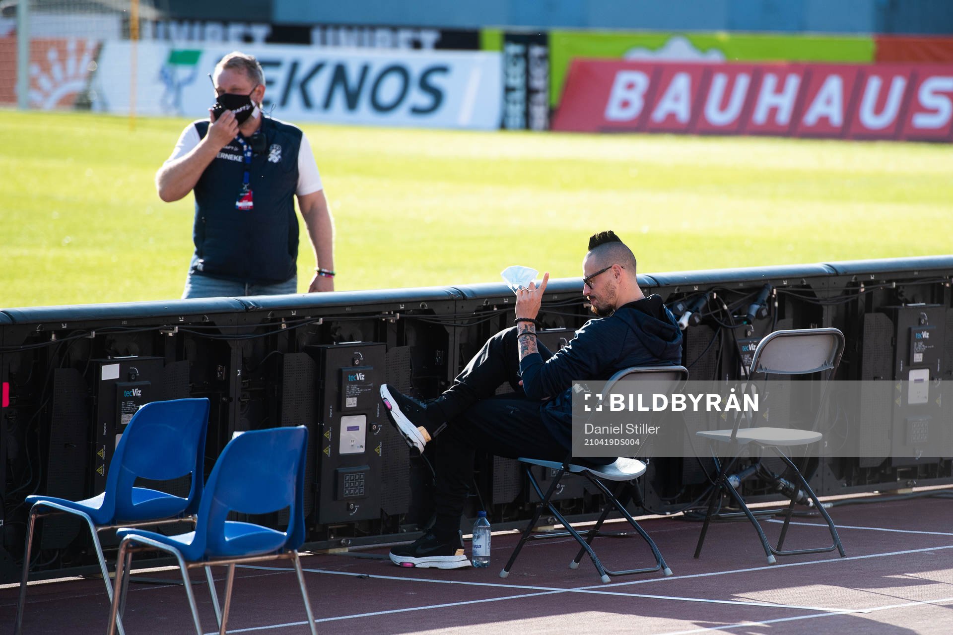 IFK Göteborgs Marek Hamsik inspekterar planen