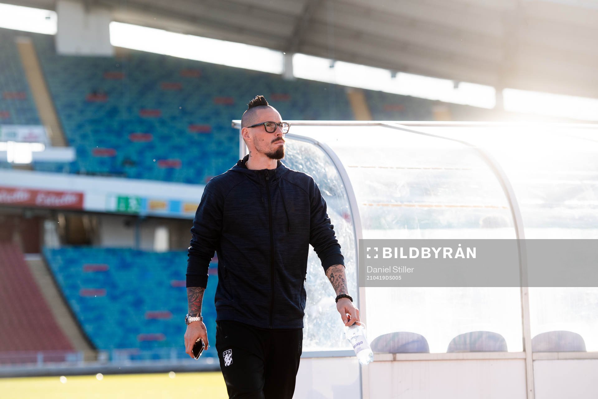 IFK Göteborgs Marek Hamsik inspekterar planen