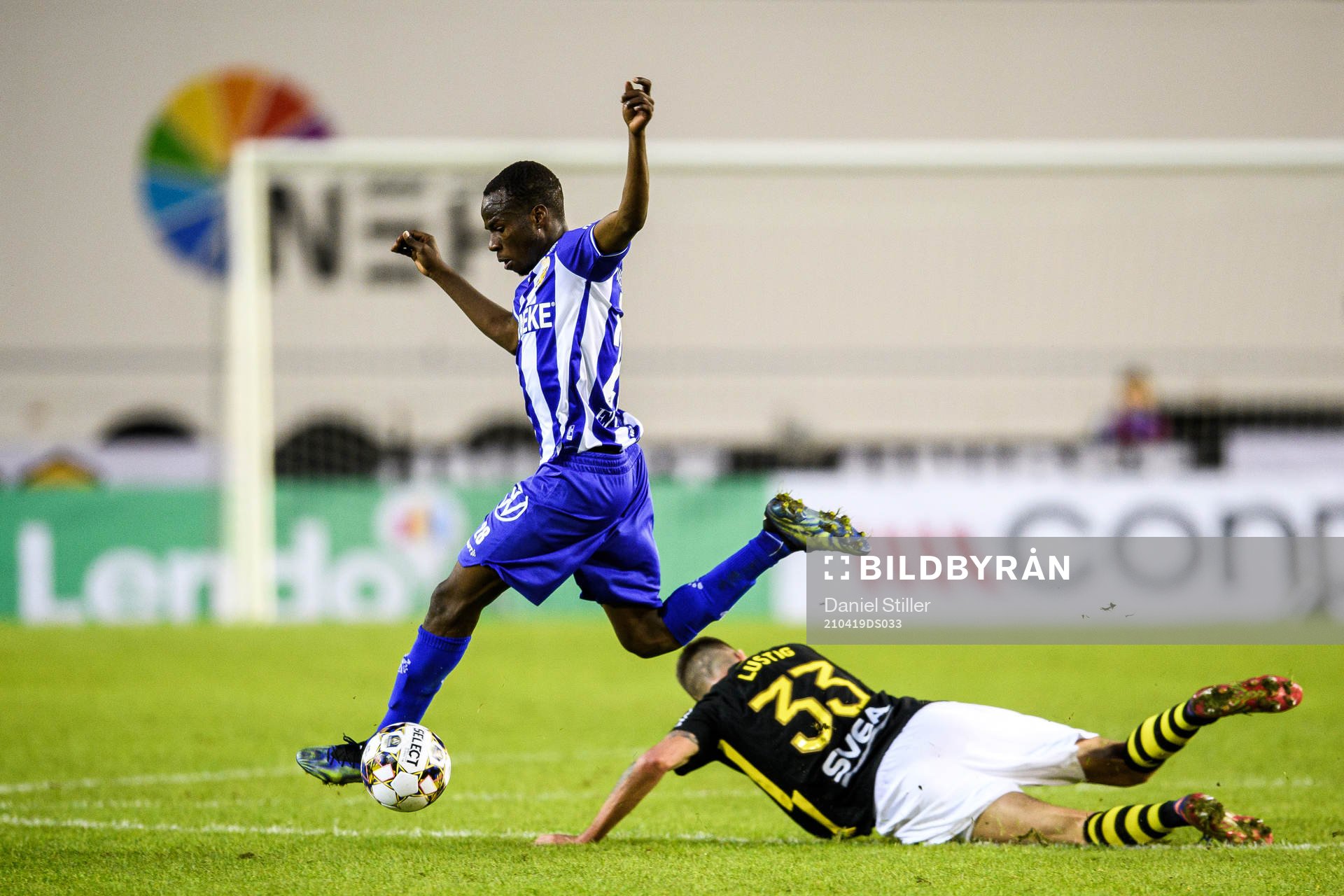 IFK Göteborgs Alhassan Yusuf och AIK:s Mikael Lustig under fotbollsmatchen i Allsvenskan mellan IFK Göteborg och AIK den 19 april 2021 i Göteborg.
