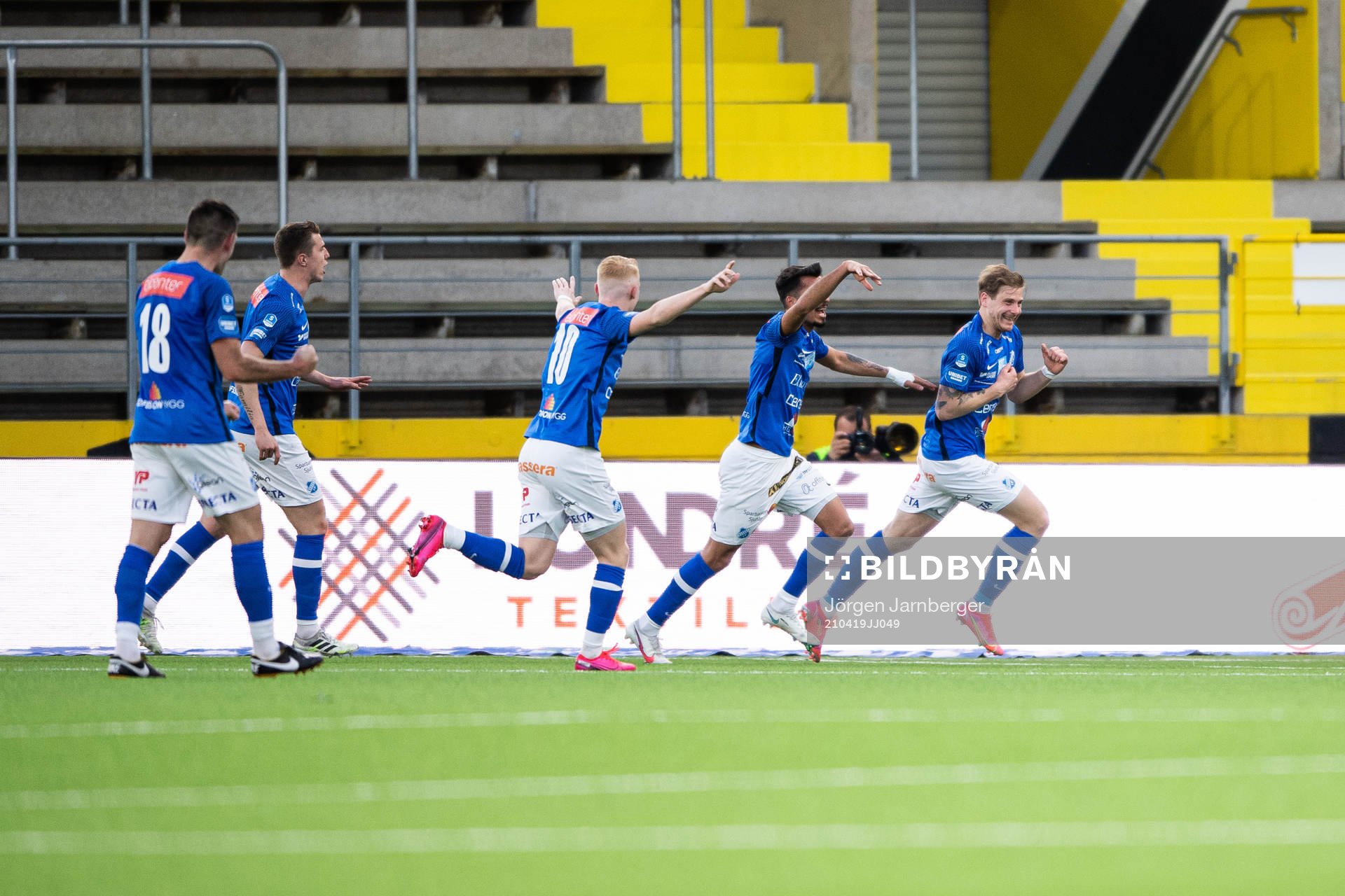 Norrbys Nicklas Savolainen jublar med lagkamraterna