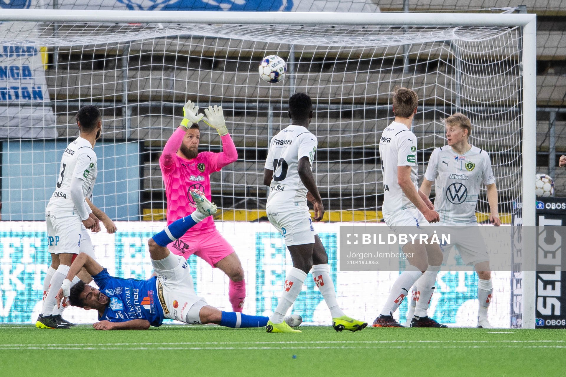 Jönköpings målvakt Frank Pettersson uräddar skott nder