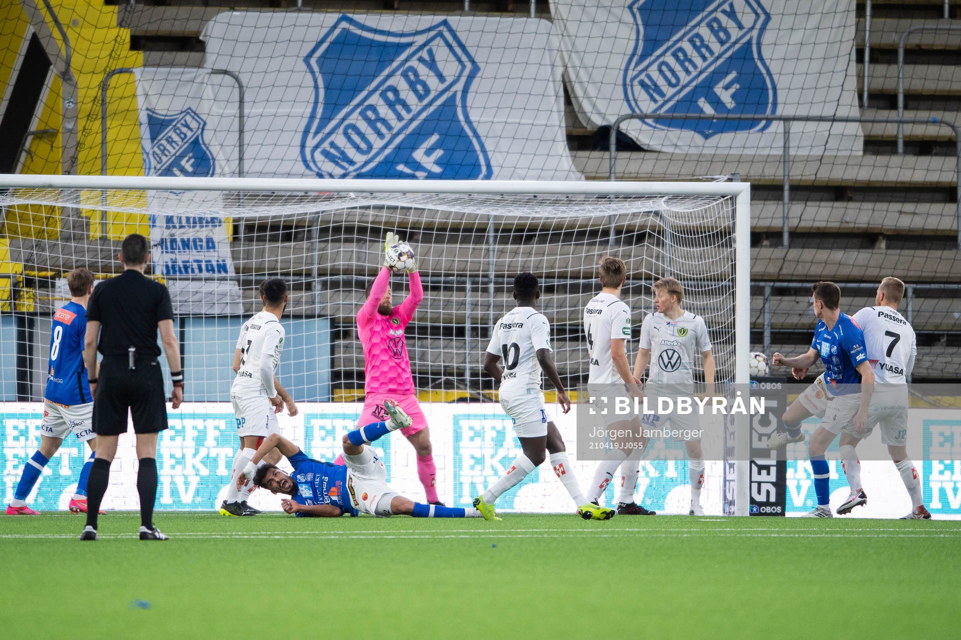 Jönköpings målvakt Frank Pettersson uräddar skott nder