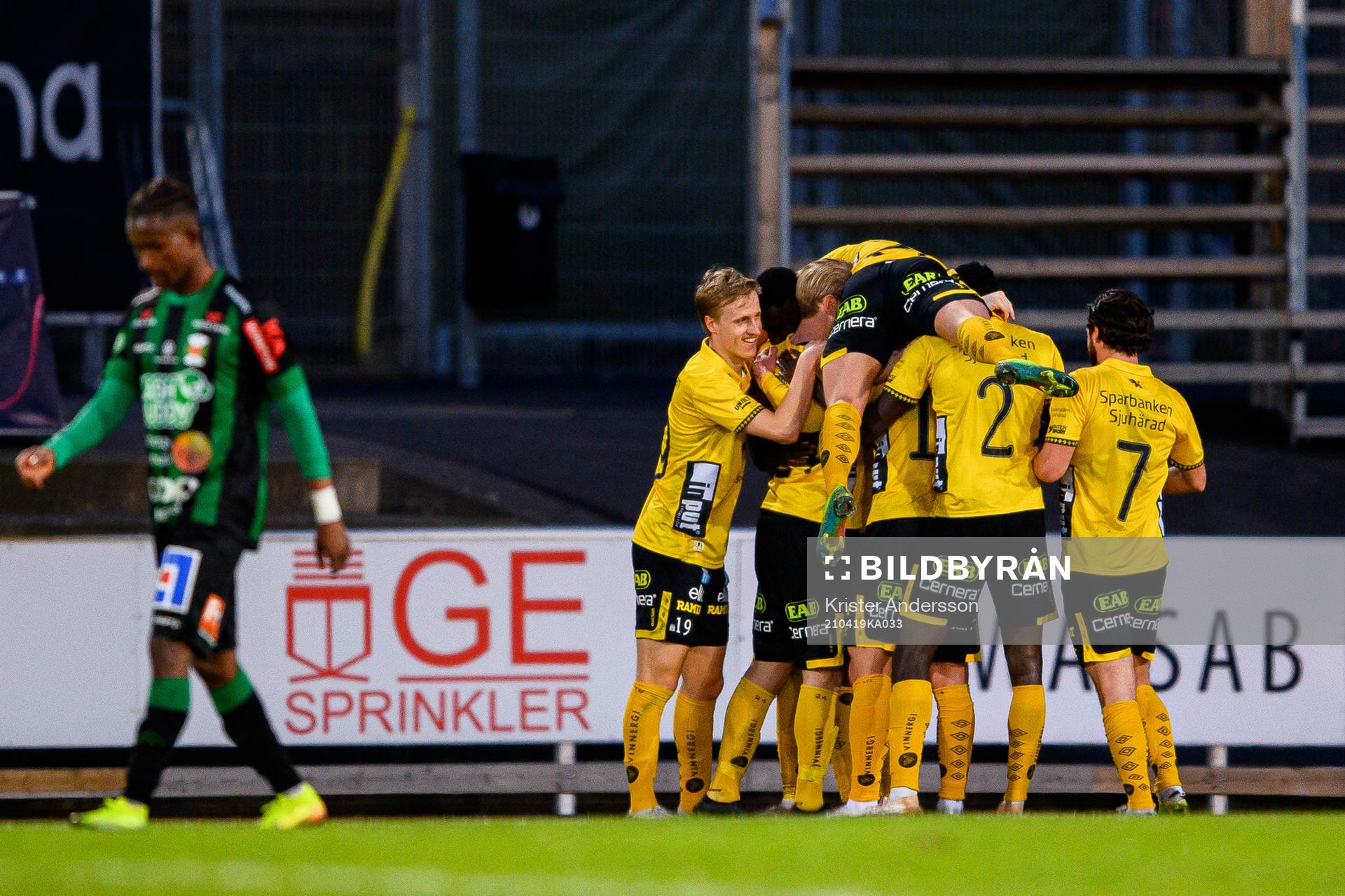 Elfsborgs spelare jublar efter 1-3 av Marokhy Ndione under fotbollsmatchen i Allsvenskan mellan Varberg och Elfsborg den 19 april 2021 i Varberg.