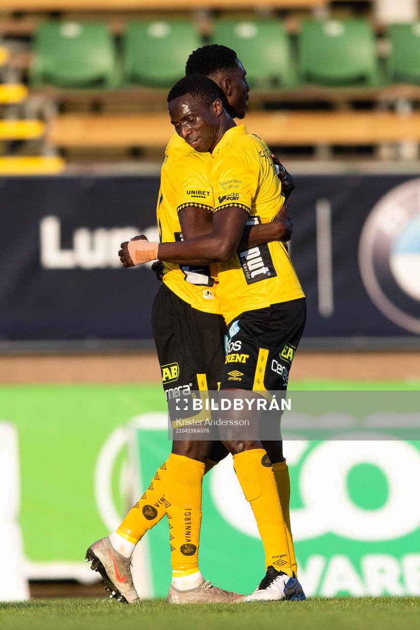 Elfsborgs Maudo Lamine Jarjué och Marokhy Ndione jublar