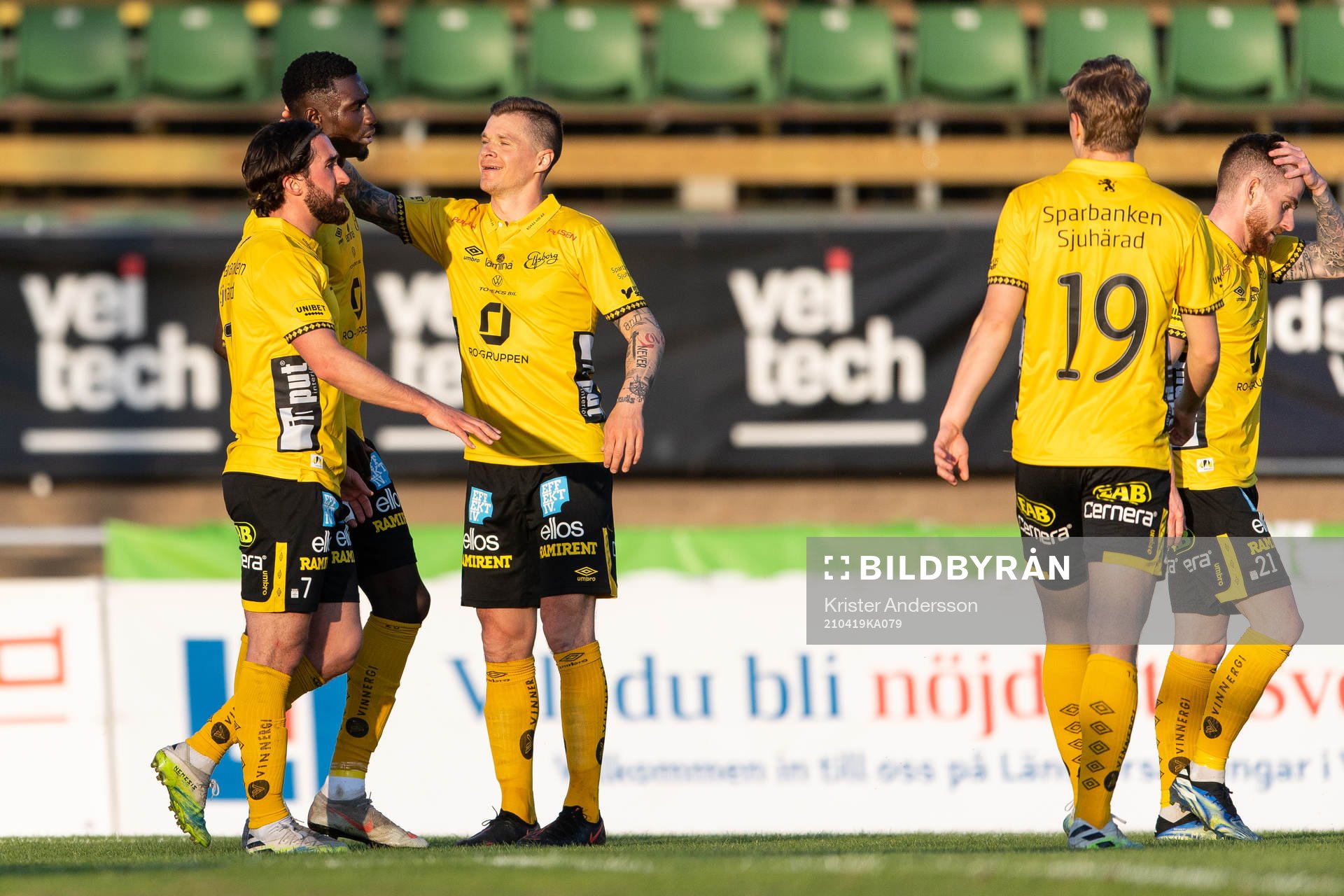 Elfsborgs spelare jublar efter 0-2 av Marokhy Ndione under fotbollsmatchen i Allsvenskan mellan Varberg och Elfsborg den 19 april 2021 i Varberg.