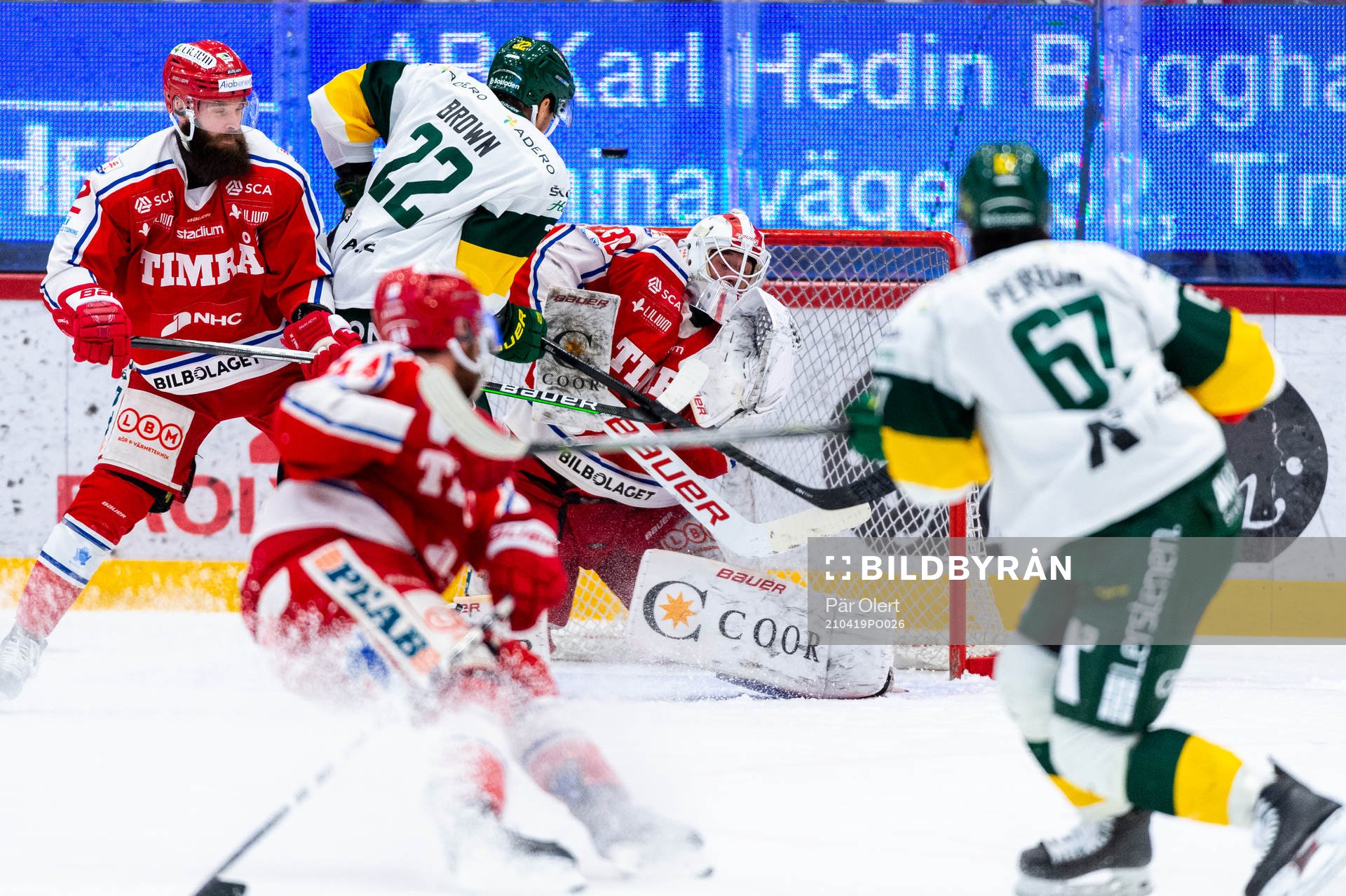 Björklövens Francis Perron skjuter mot Timrås målvakt
