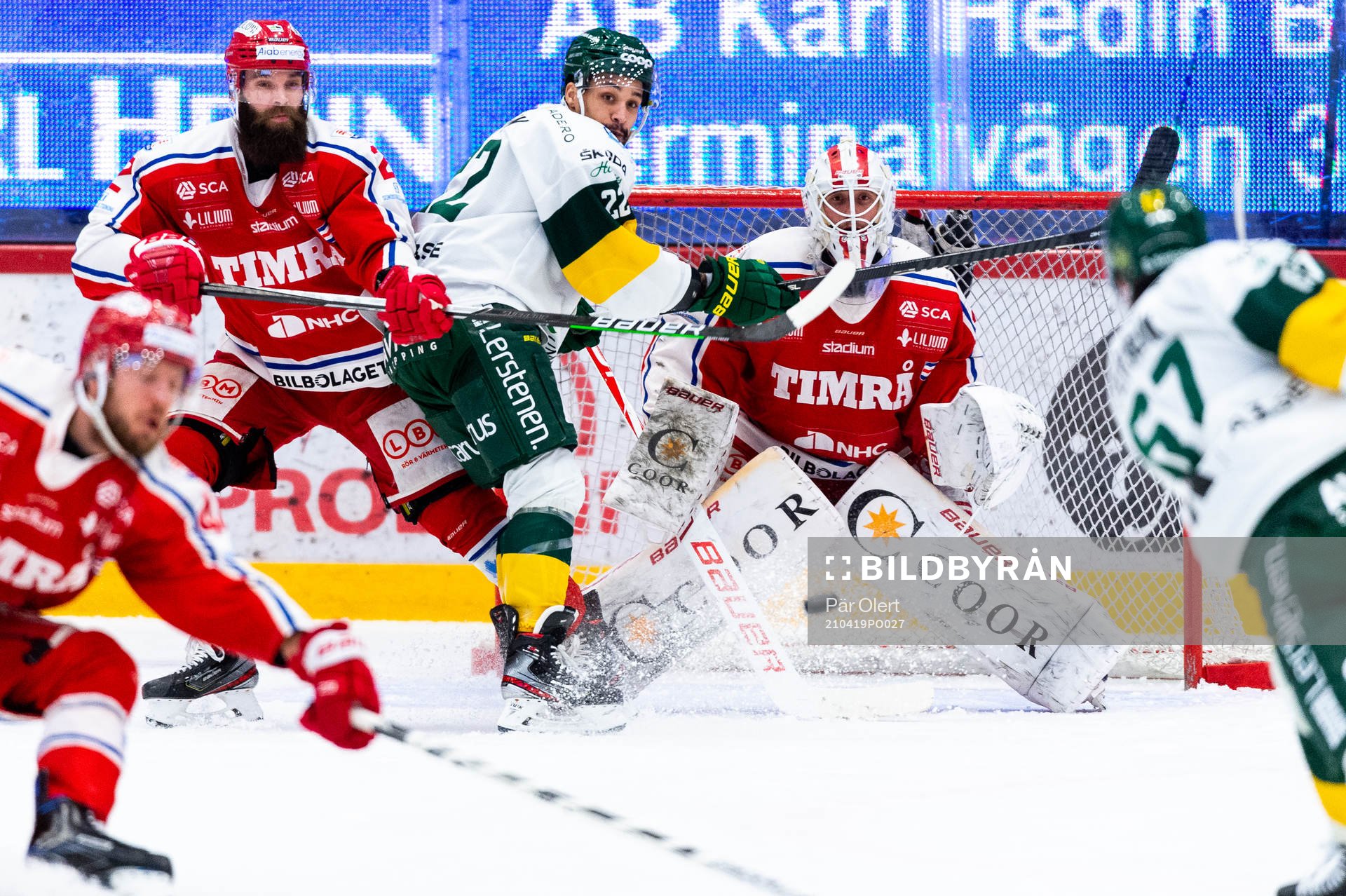 Björklövens Francis Perron skjuter mot Timrås målvakt