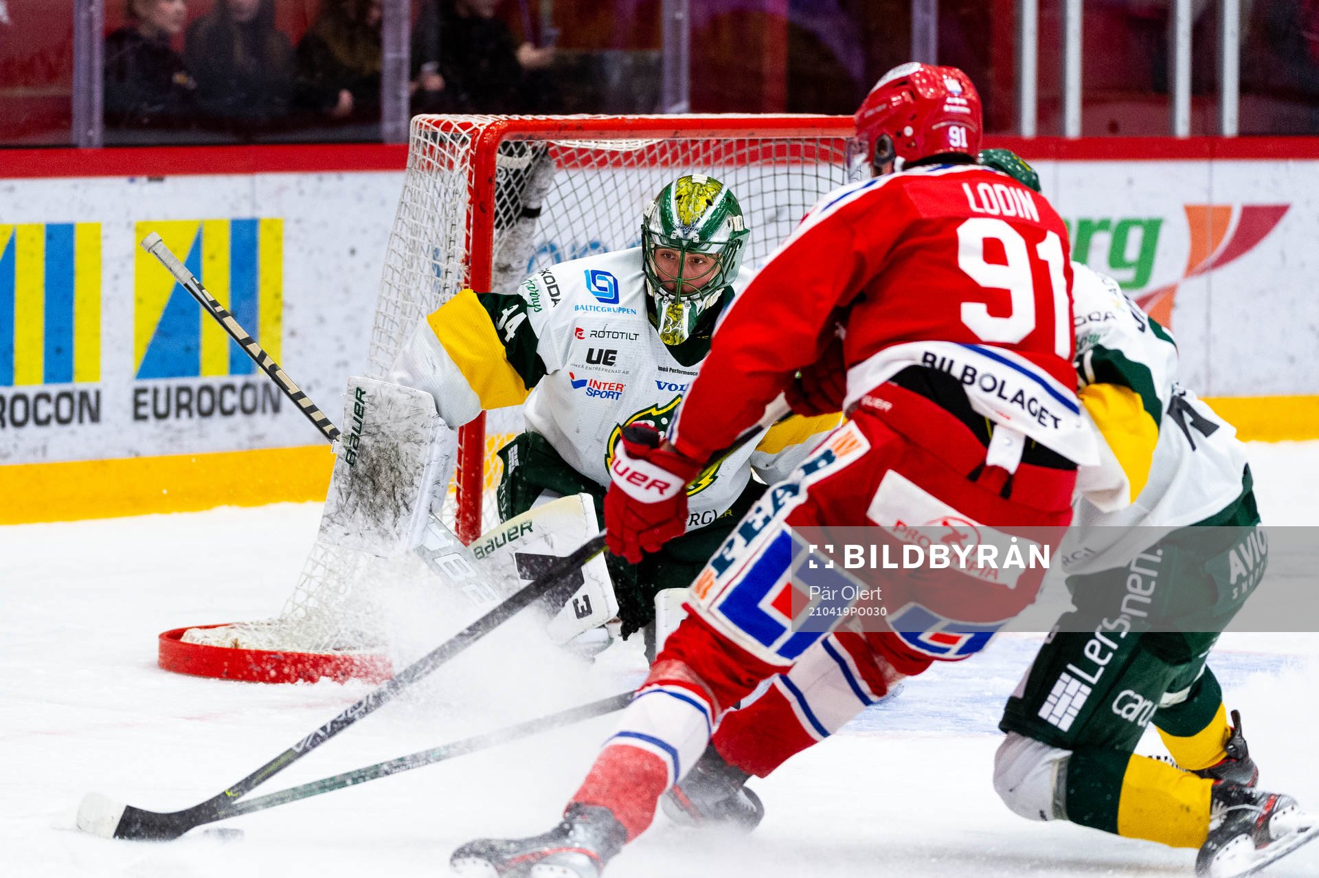 Timrås Viktor Lodin mot Björklövens målvakt Kevin Poulin