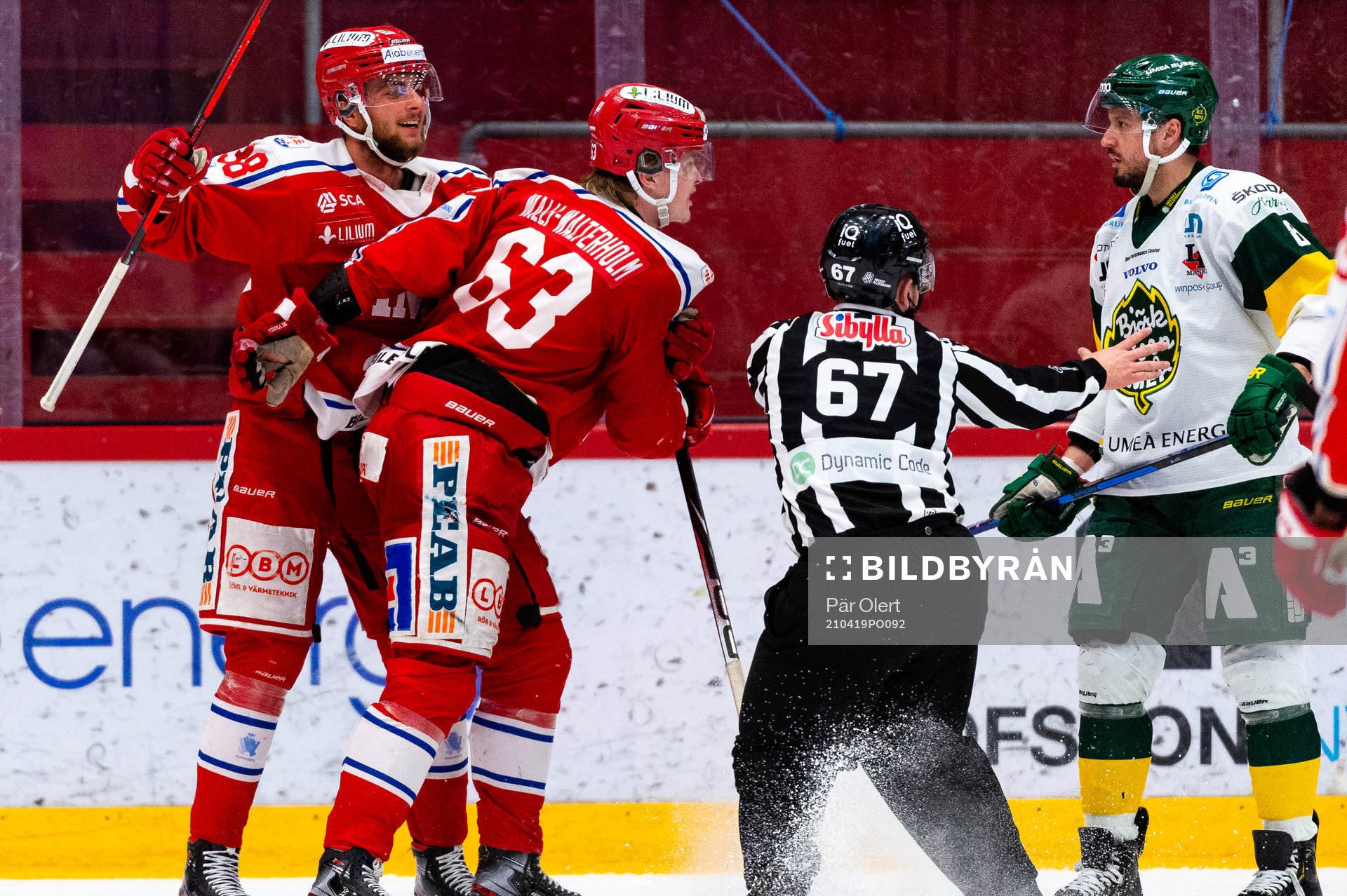 Timrås Erik Walli Walterholm och Jacob Olofsson jublar och