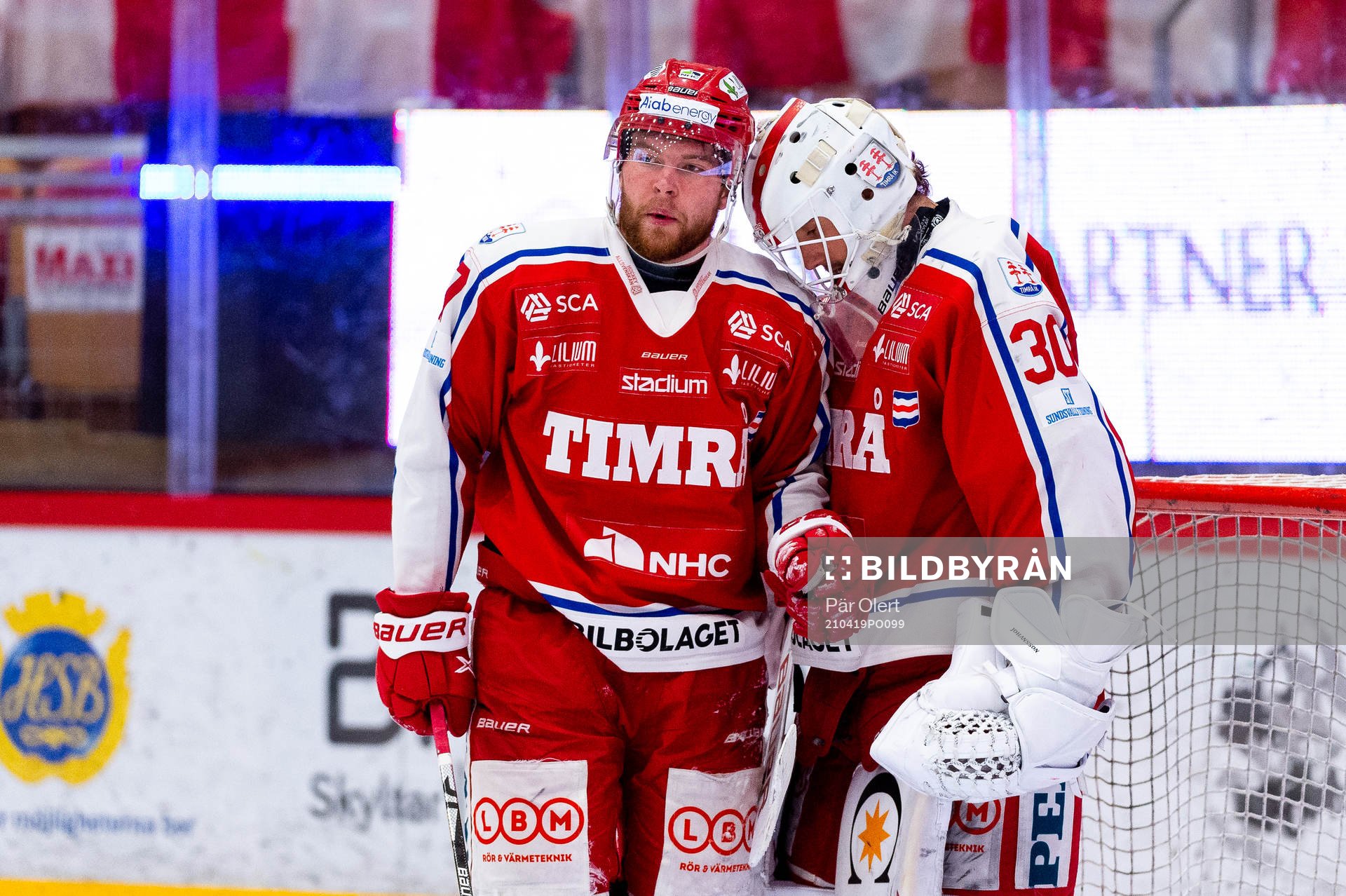 Timrås Johan Lindholm och målvakt Jacob Johansson jublar