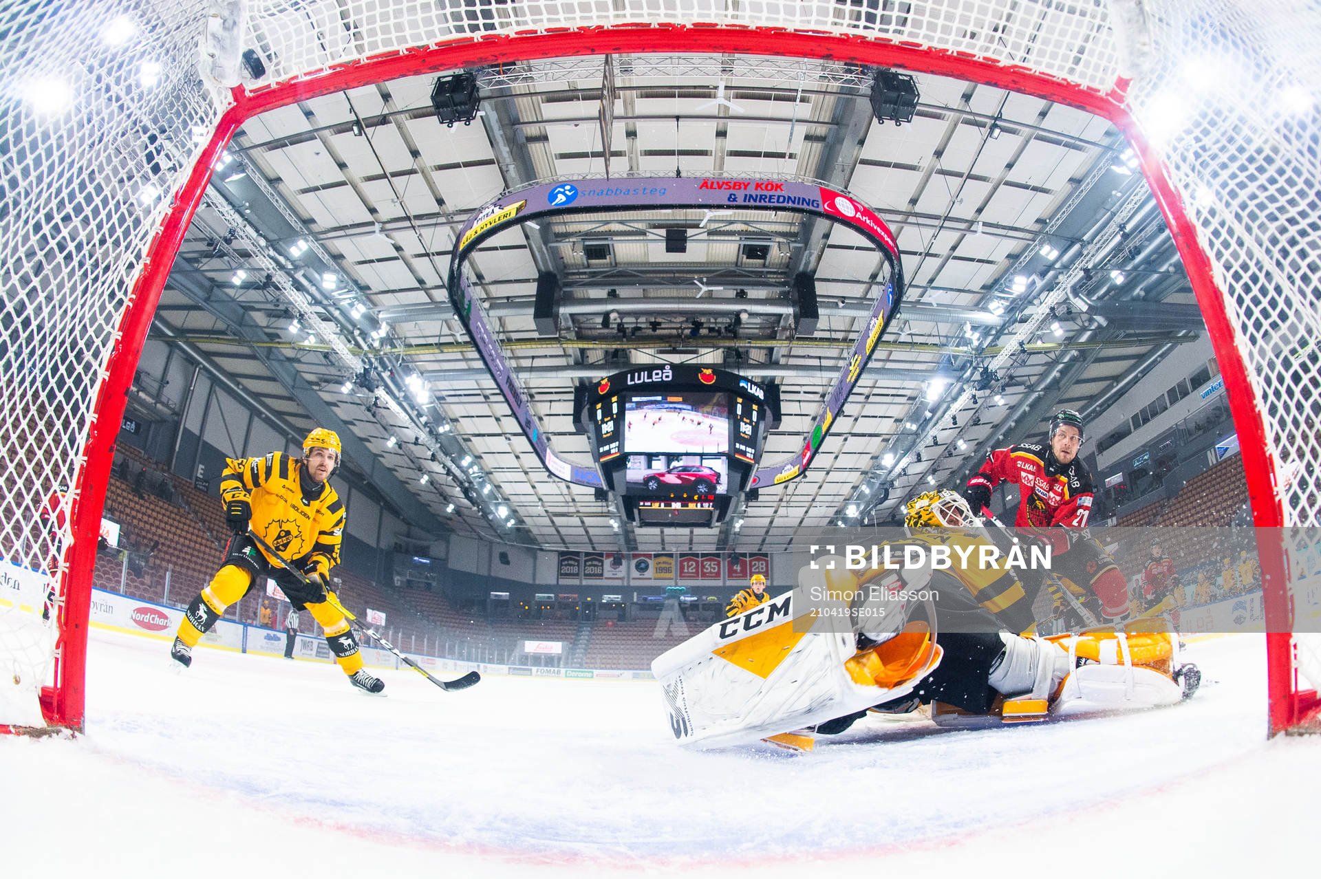 Luleås Juhani Tyrväinen sätter 1-0 bakom Skellefteås