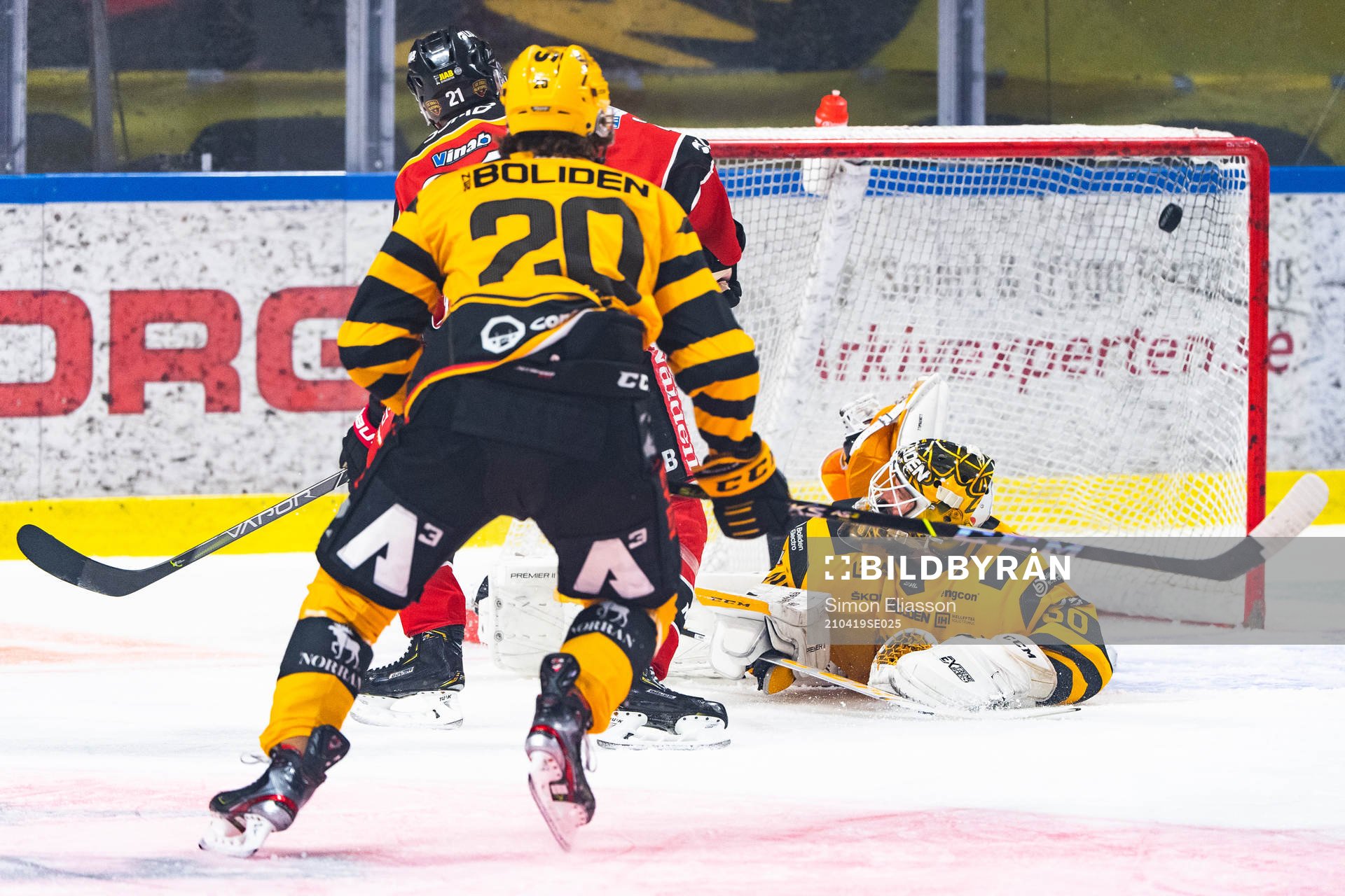 Luleås Juhani Tyrväinen sätter 1-0 bakom Skellefteås