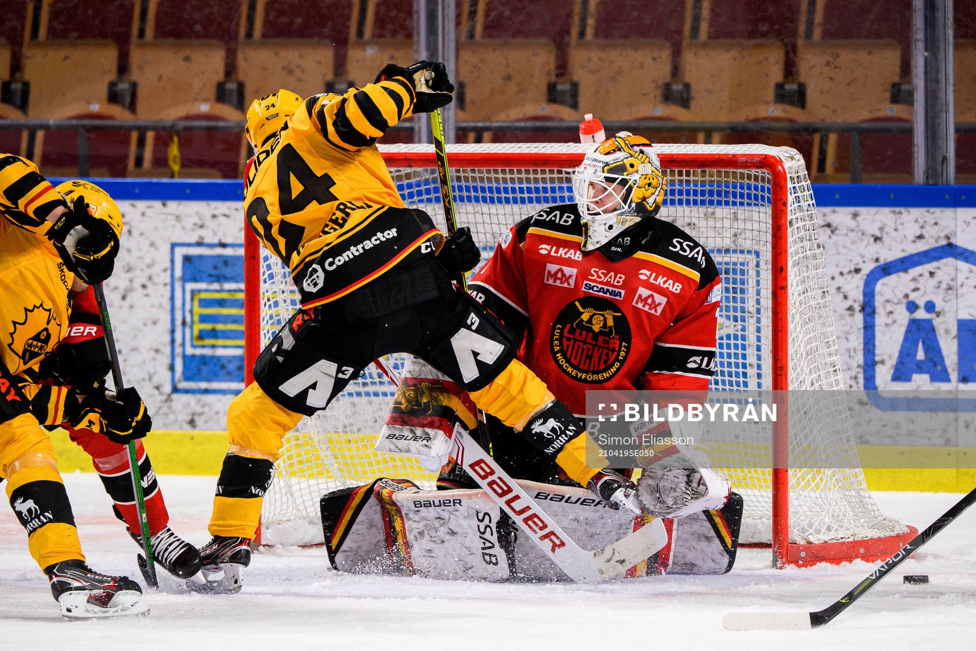 Skellefteås Andreas Wingerli och Luleås målvakt Jesper