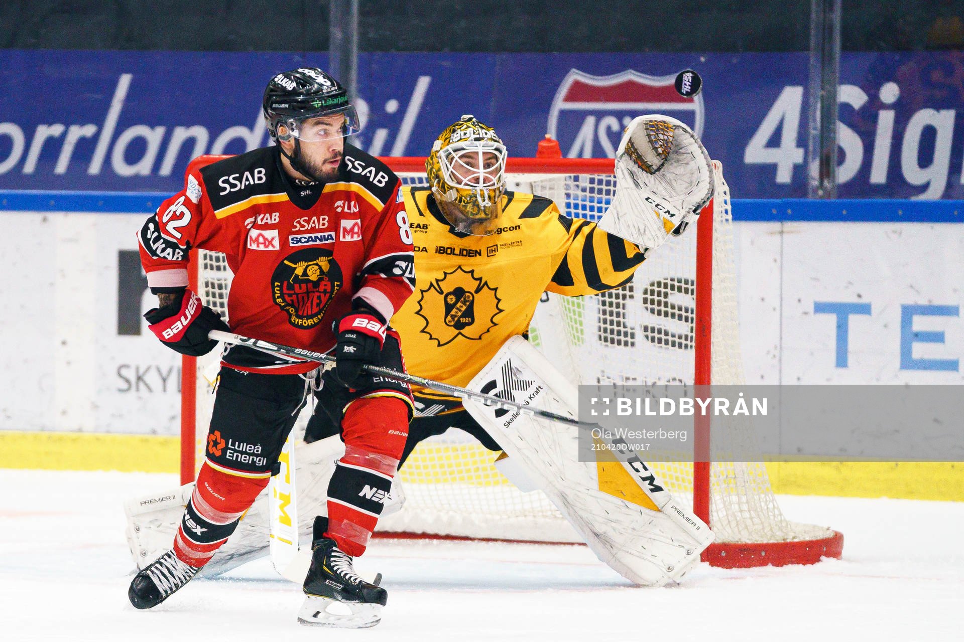 Luleås Chris Desousa och Skellefteås målvakt Gustaf