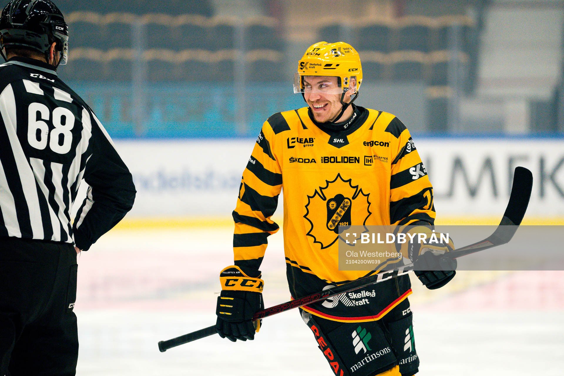 Skellefteås Pär Lindholm och linjedomare Emil Yletyinen