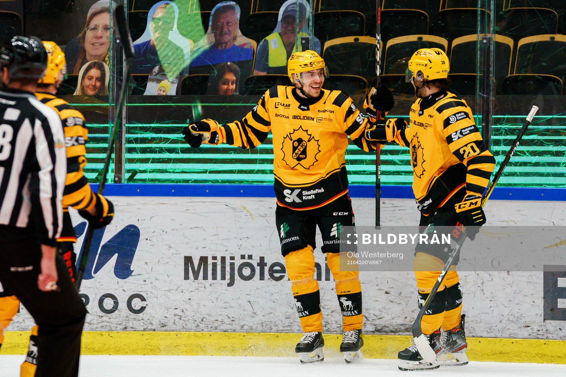 Skellefteås Pär Lindholm och Roland McKeown  jublar