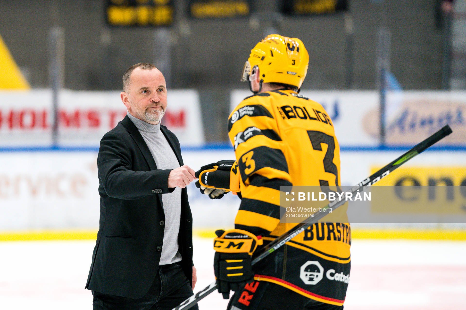 Luleås tränare Thomas Berglund gratulerar Skellefteås