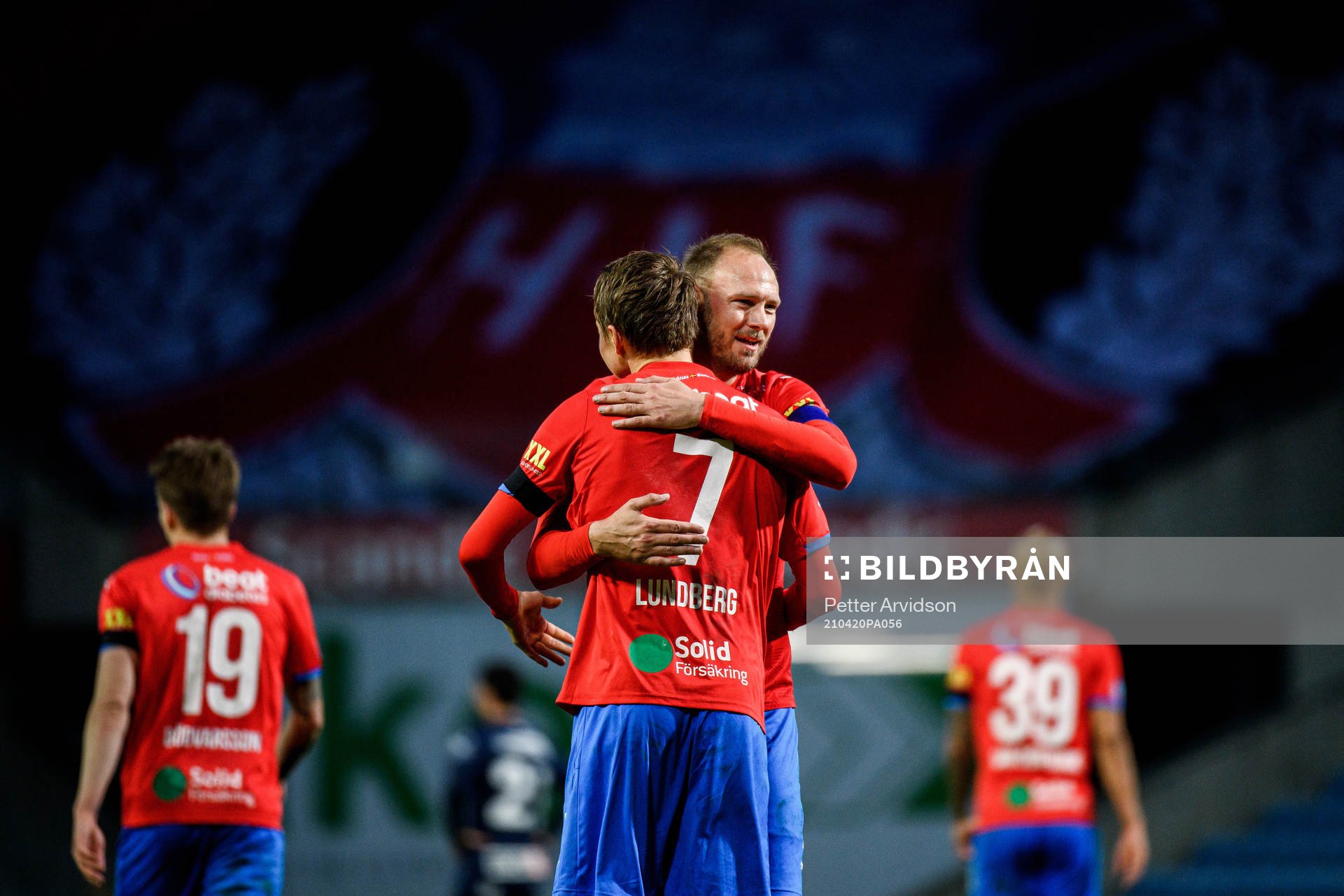 Helsingborgs Andreas Granqvist och Viktor Lundberg jublar