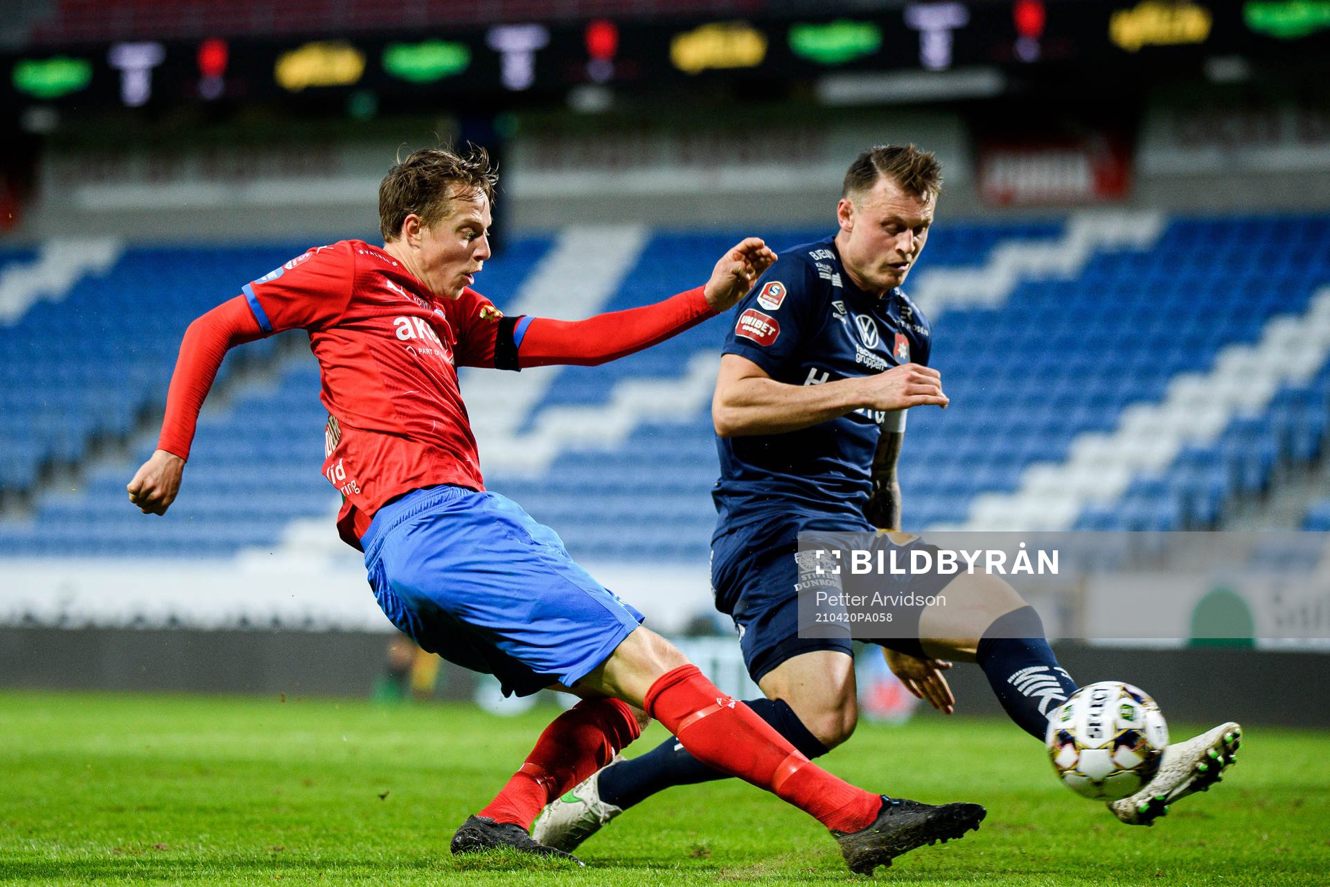 Helsingborgs Viktor Lundberg gör 3-1 i en kamp mot Örgrytes Marcus Haglind Sangré under fotbollsmatchen i Superettan mellan Helsingborg och Örgryte den 20 april 2021 i Helsingborg.