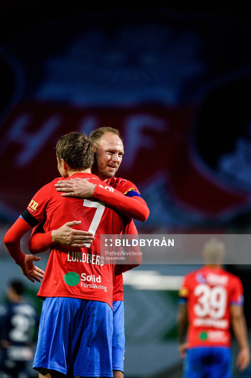 Helsingborgs Andreas Granqvist och Viktor Lundberg jublar
