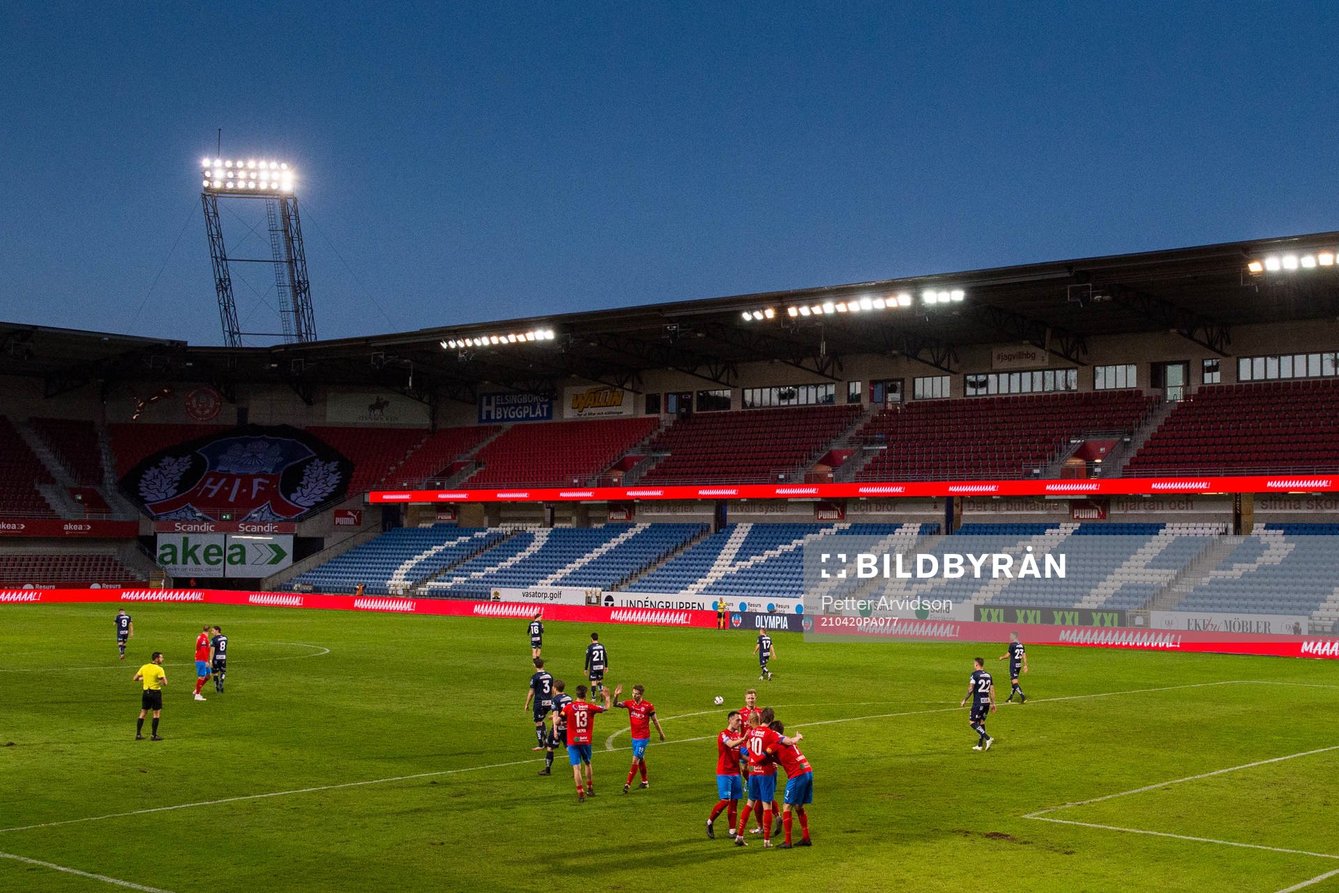 Helsingborgs spelare jublar med Viktor Lundberg