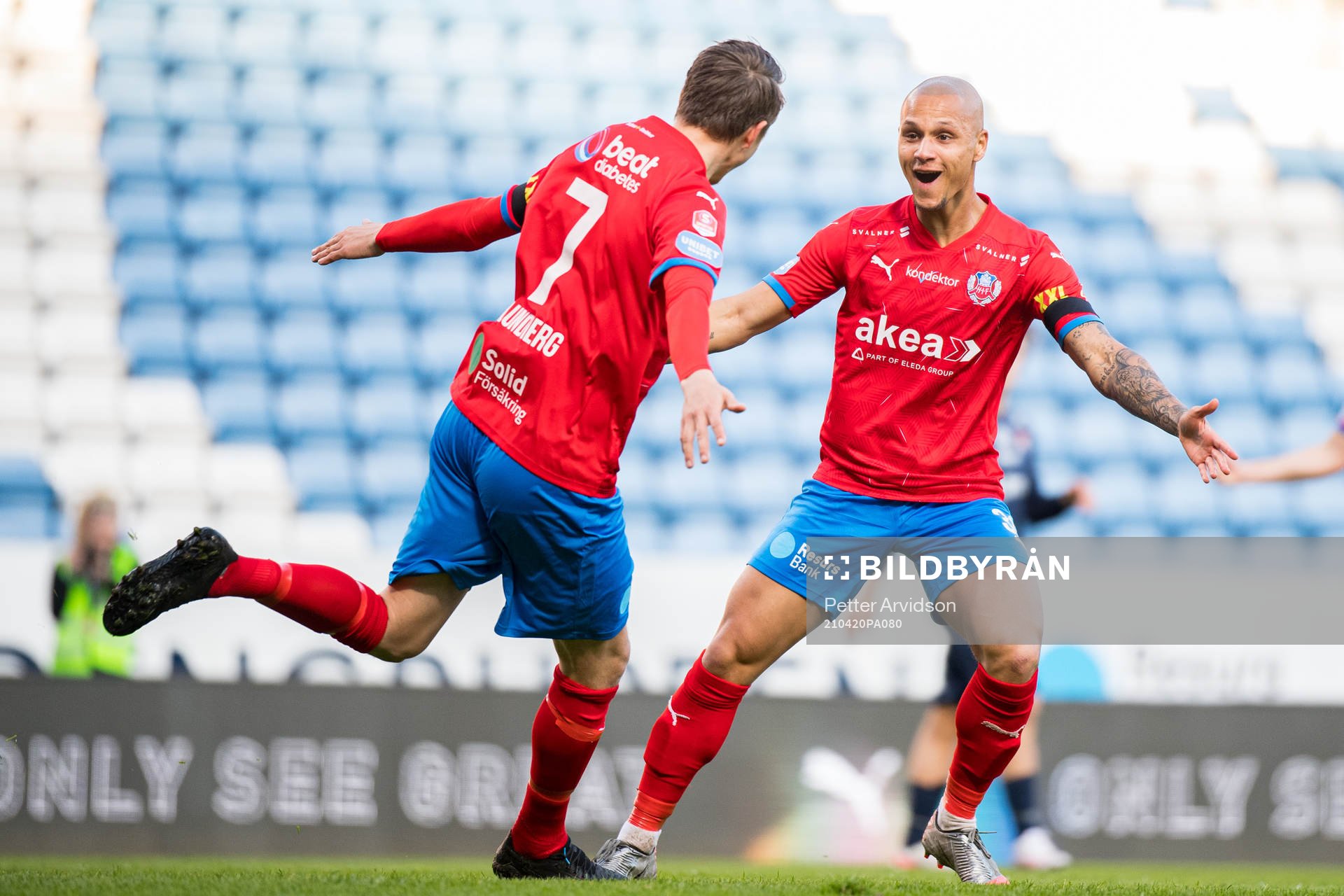 Helsingborgs Viktor Lundberg jublar med Anthony van