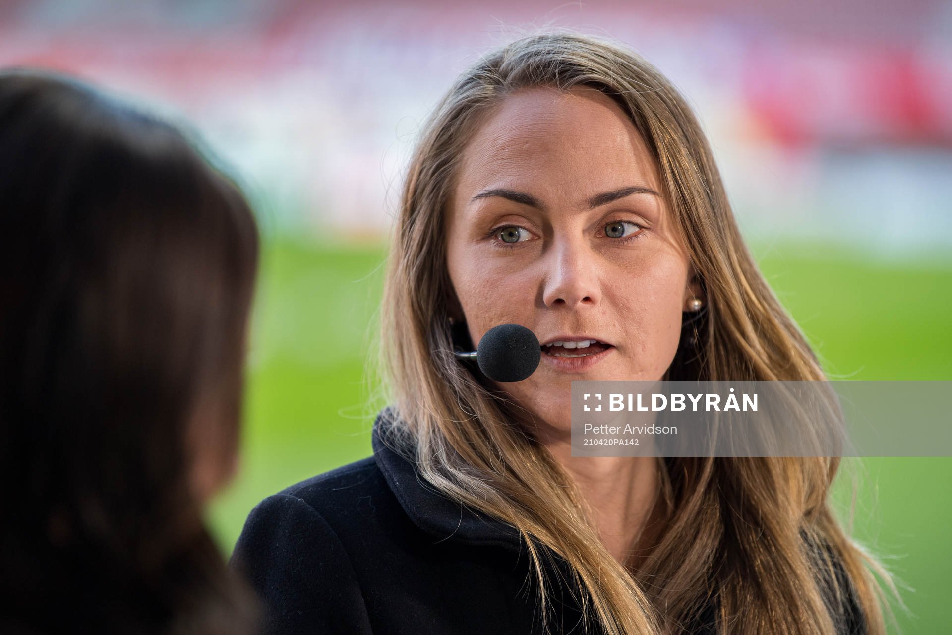 Emelie Ölander i Discovery+ studio