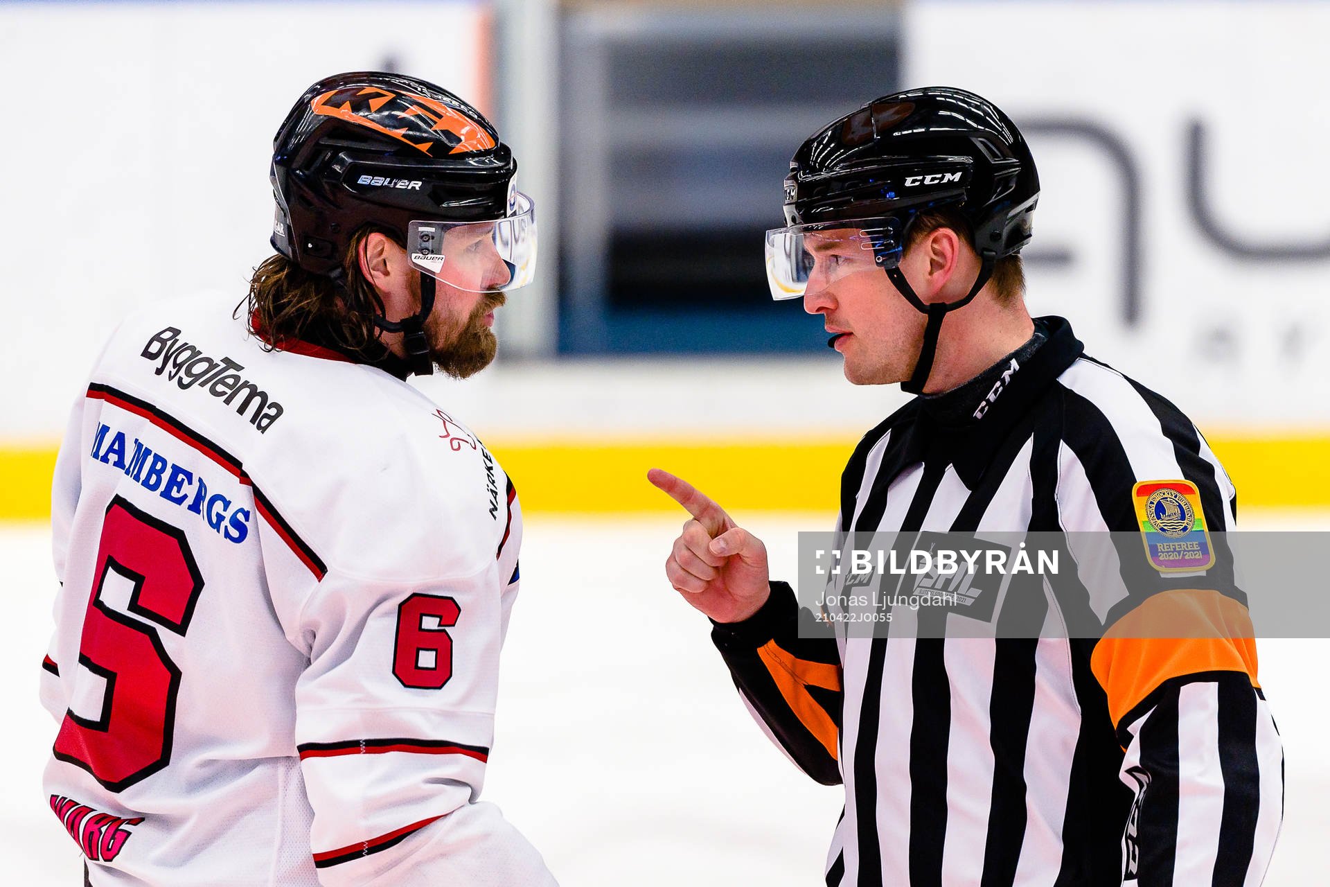 Örebros Stefan Warg  pratar med Domare Johan Nordlöf