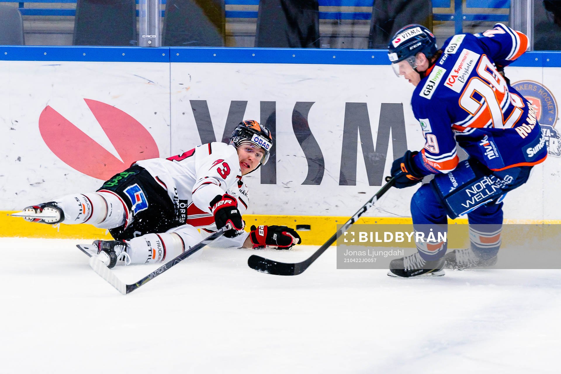 Örebros Oliver Eklind faller