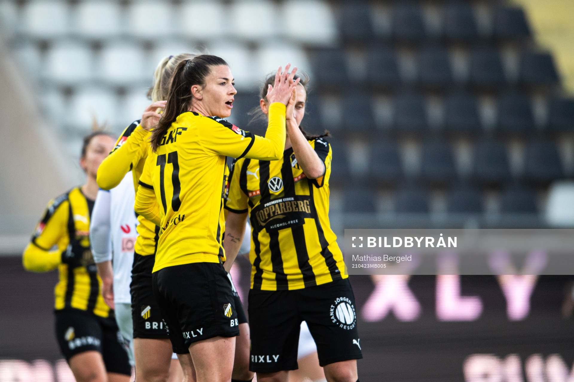 Häckens Pauline Hammarlund jublar med lagkamrater