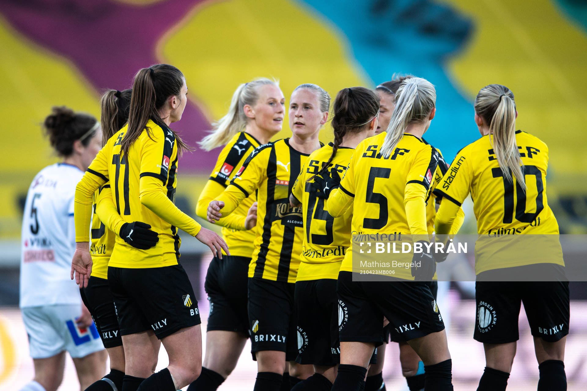 Häckens spelare jublar med Pauline Hammarlund efter 1-0 under fotbollsmatchen i Damallsvenskan mellan Häcken och Växjö den 23 april 2021 i Göteborg.