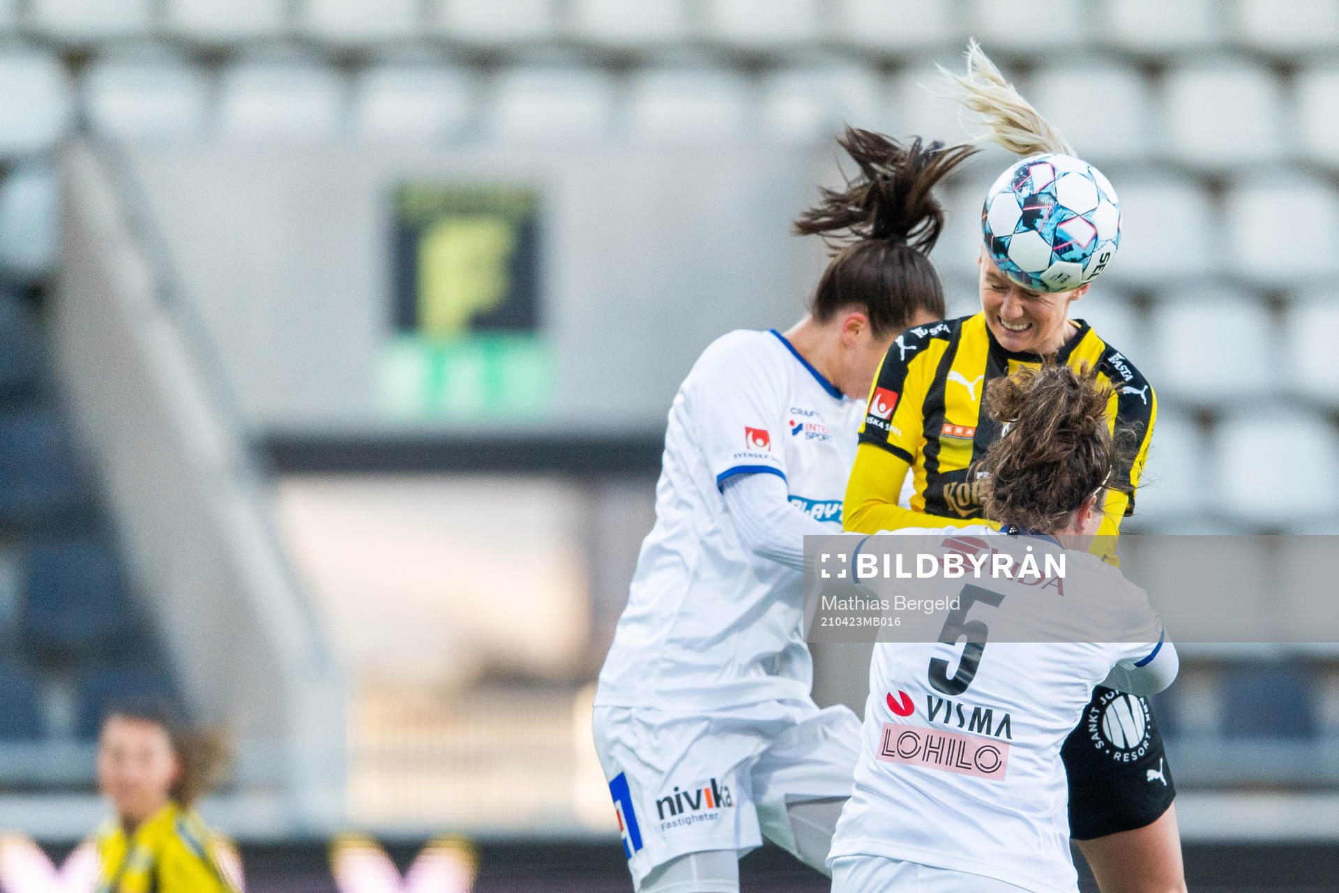 Växjös Nellie Karlsson och Shannon Woeller  i nickduell med Häckens Stina Blackstenius under fotbollsmatchen i Damallsvenskan mellan Häcken och Växjö den 23 april 2021 i Göteborg. 