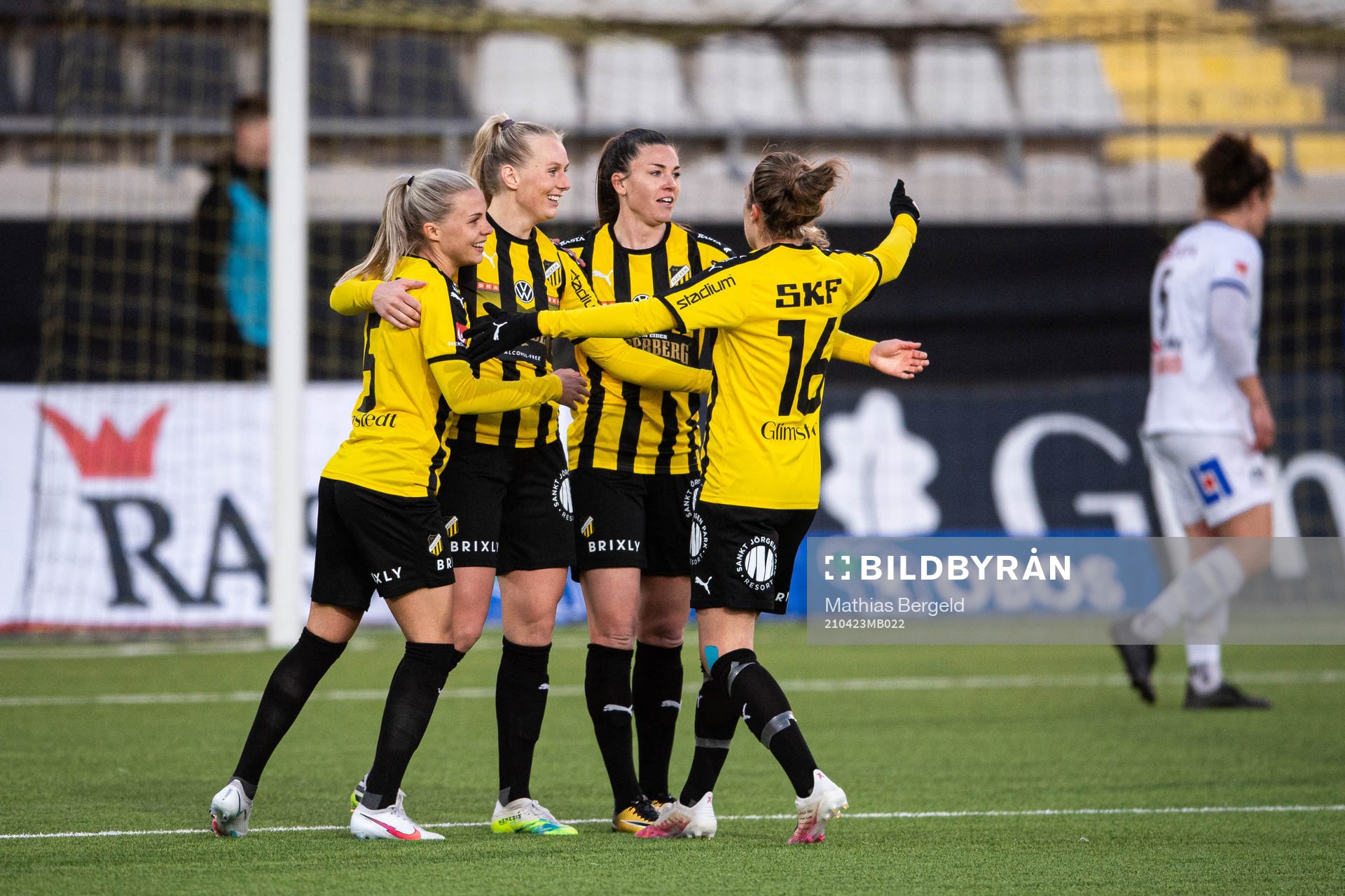 Häckens Stina Blackstenius jublar med lagkamrater