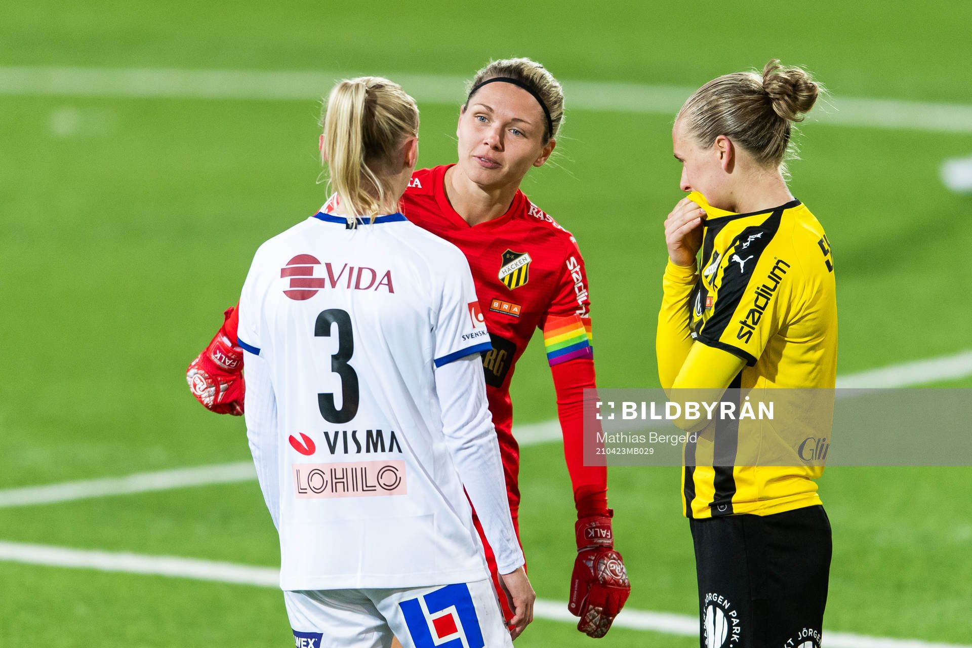 Växjös Emma Pennsäter pratar med Häckens målvakt