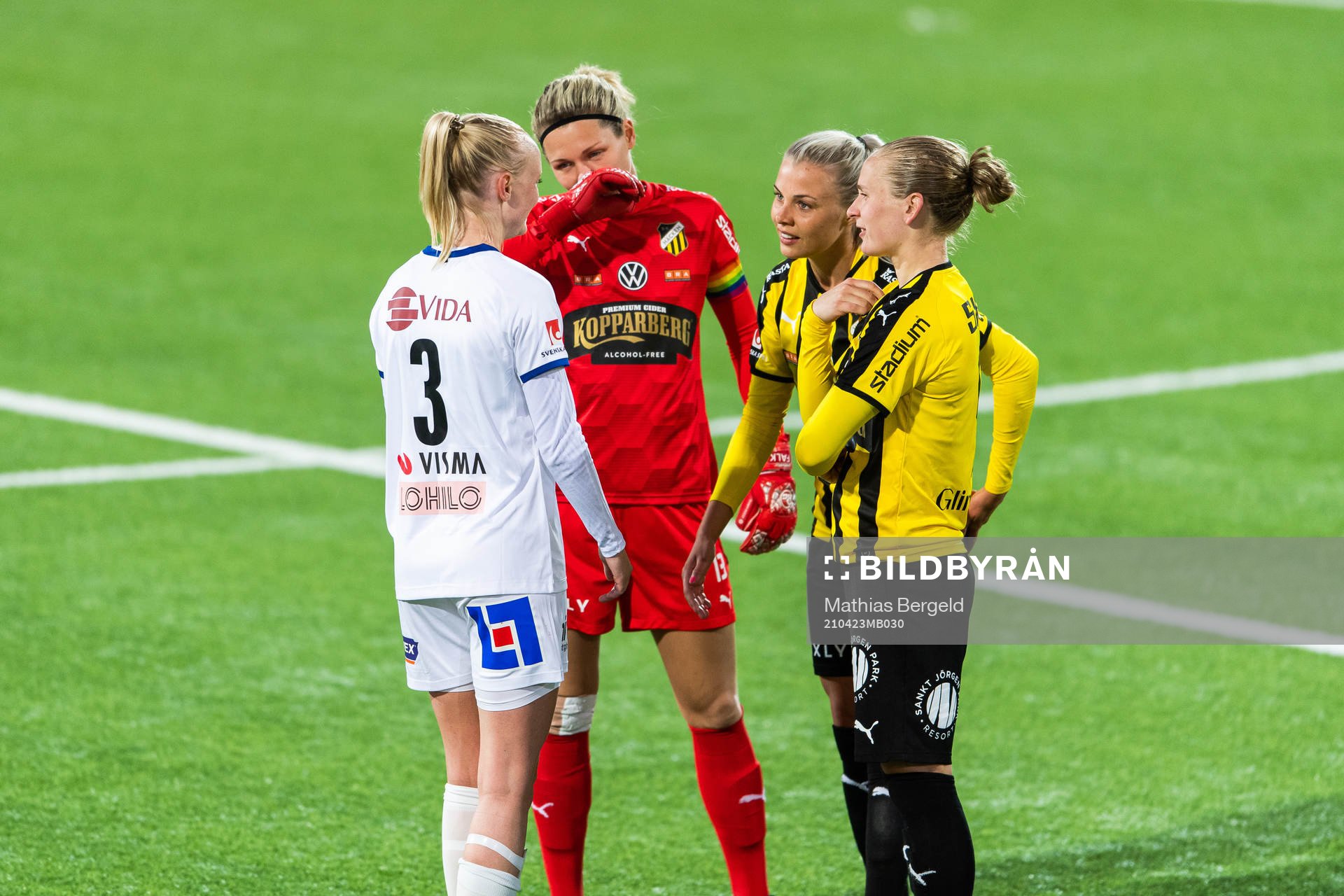 Växjös Emma Pennsäter pratar med Häckens målvakt