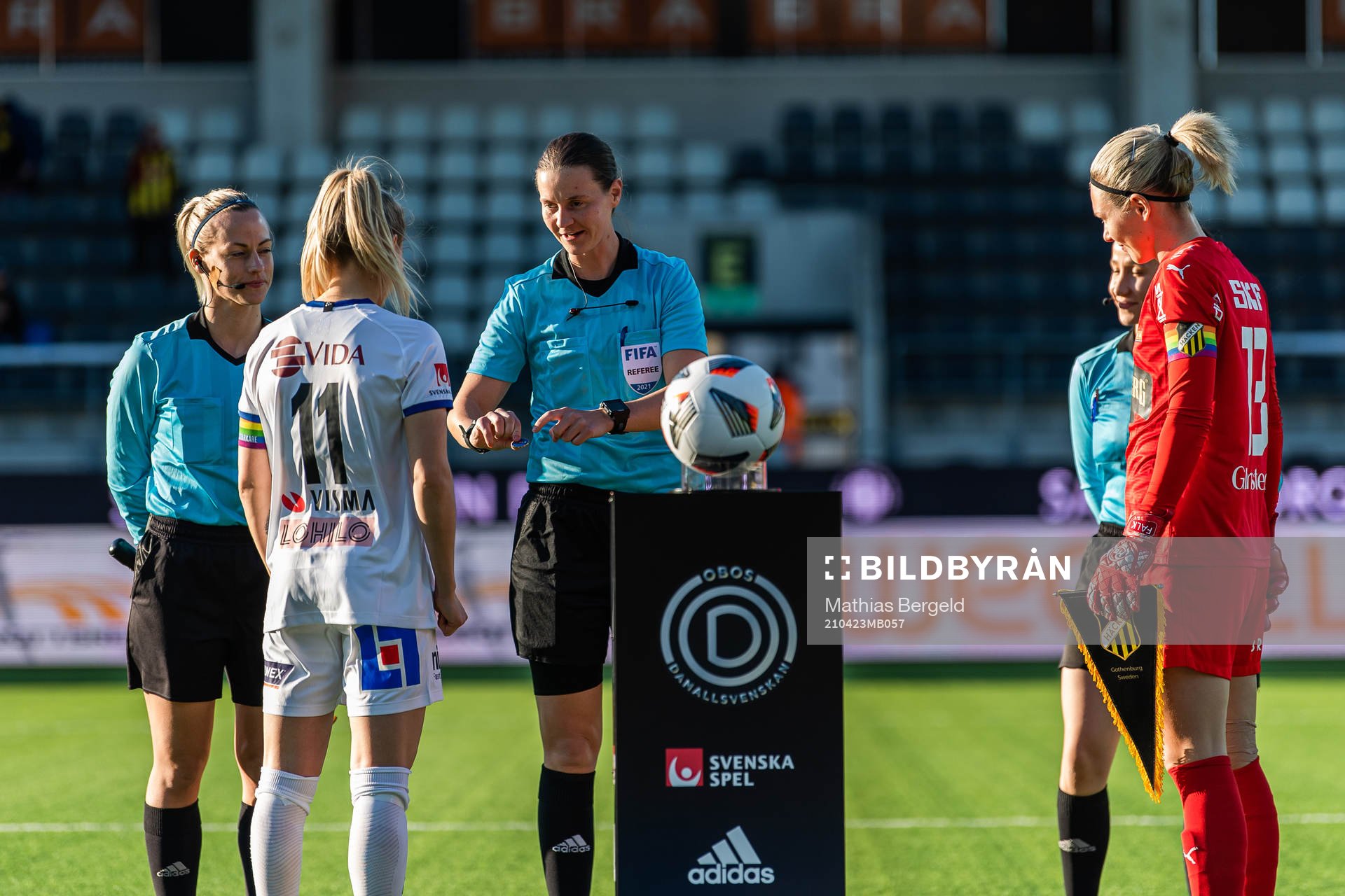 Växjös Emmi Alanen och Häckens målvakt Jennifer Falkvid