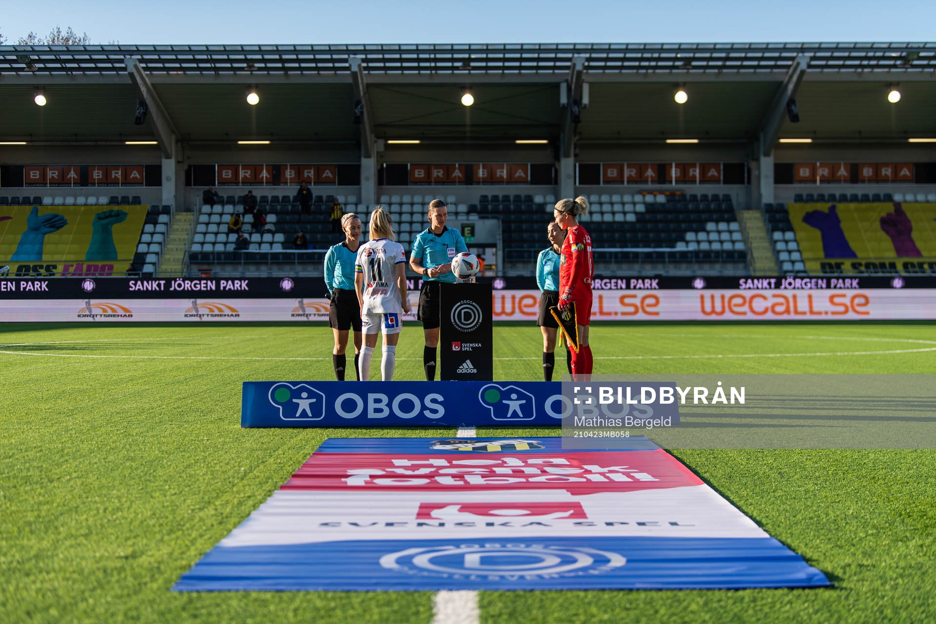 Växjös Emmi Alanen och Häckens målvakt Jennifer Falkvid