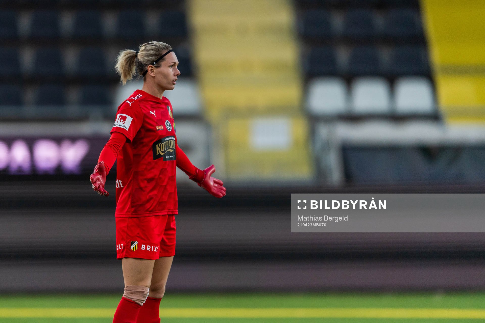 Häckens målvakt Jennifer Falk reagerar